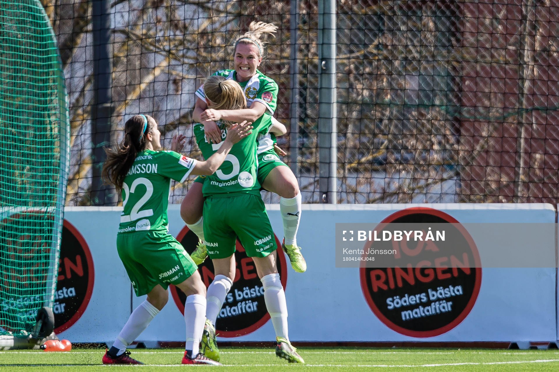 Hammarbys Frida Sjöberg jublar med Alexandra Lindberg och
