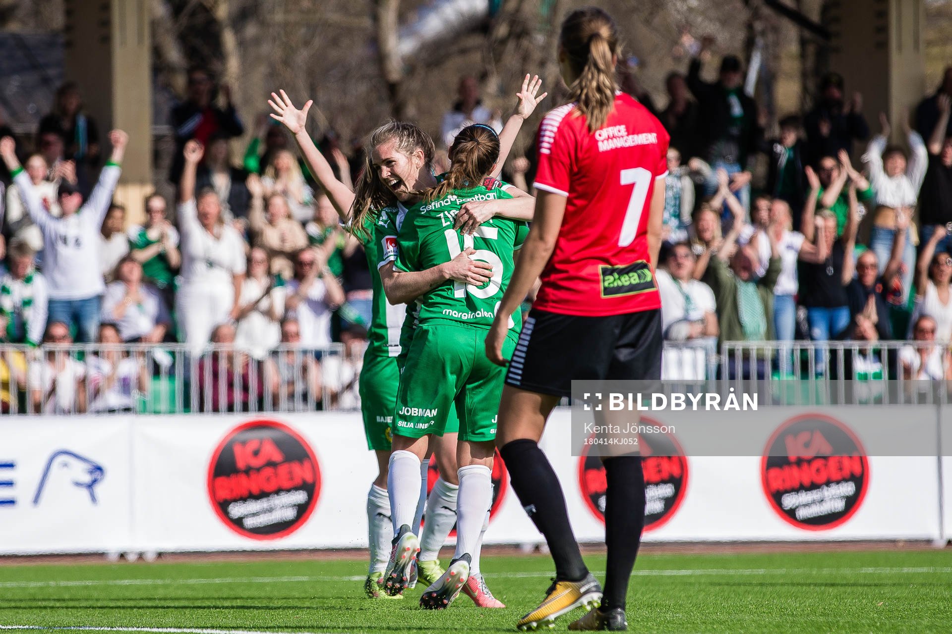 Hammarbys Kelly Conheeney jublar med Julia Zigiotti Olme