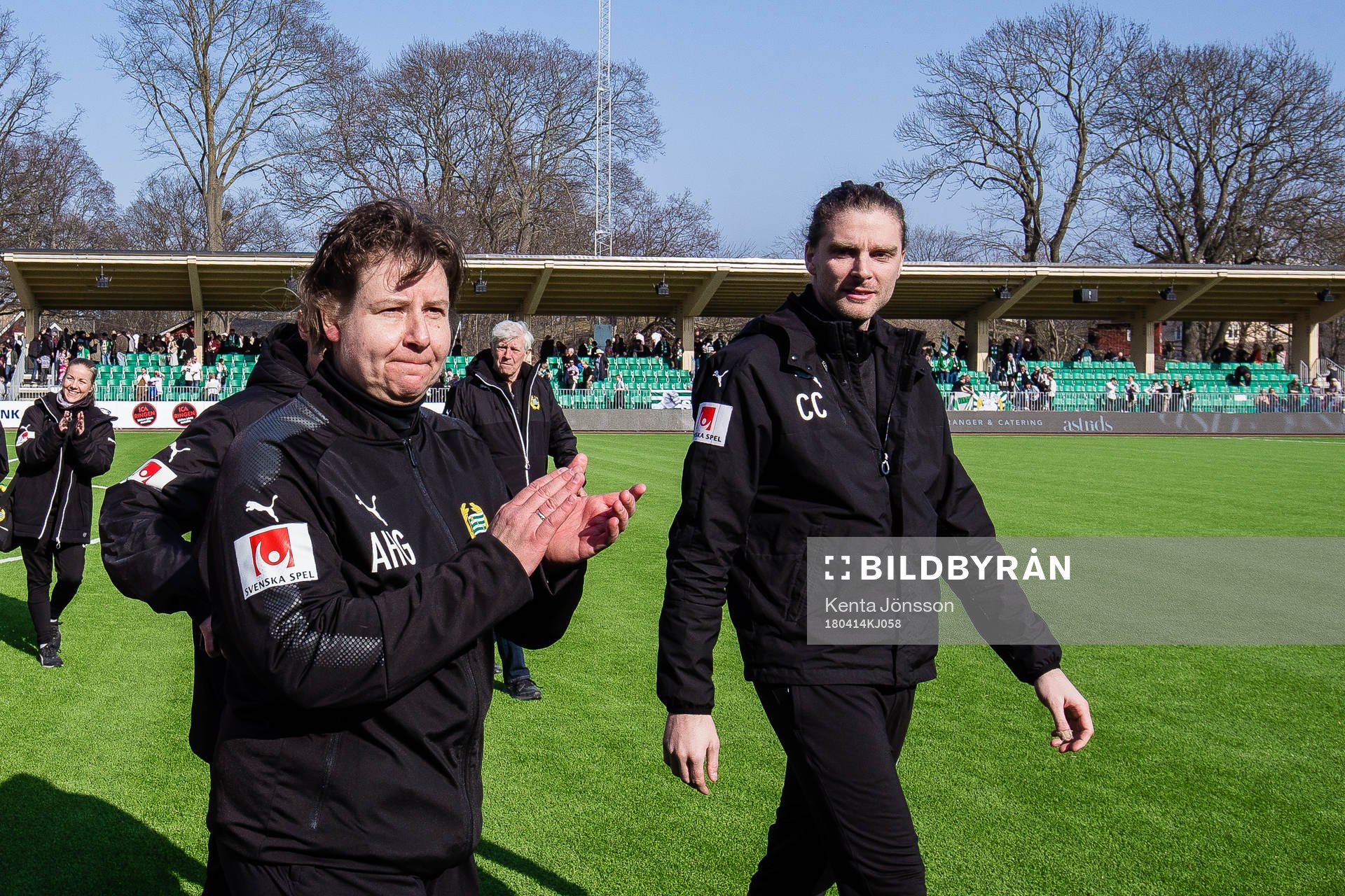 Hammarbys tränare Ann-Helén Grahm applåderar publiken efter fotbollsmatchen i Damallsvenskan mellan Hammarby och Limhamn Bunkeflo den 14 April 2018 i Stockholm. 
