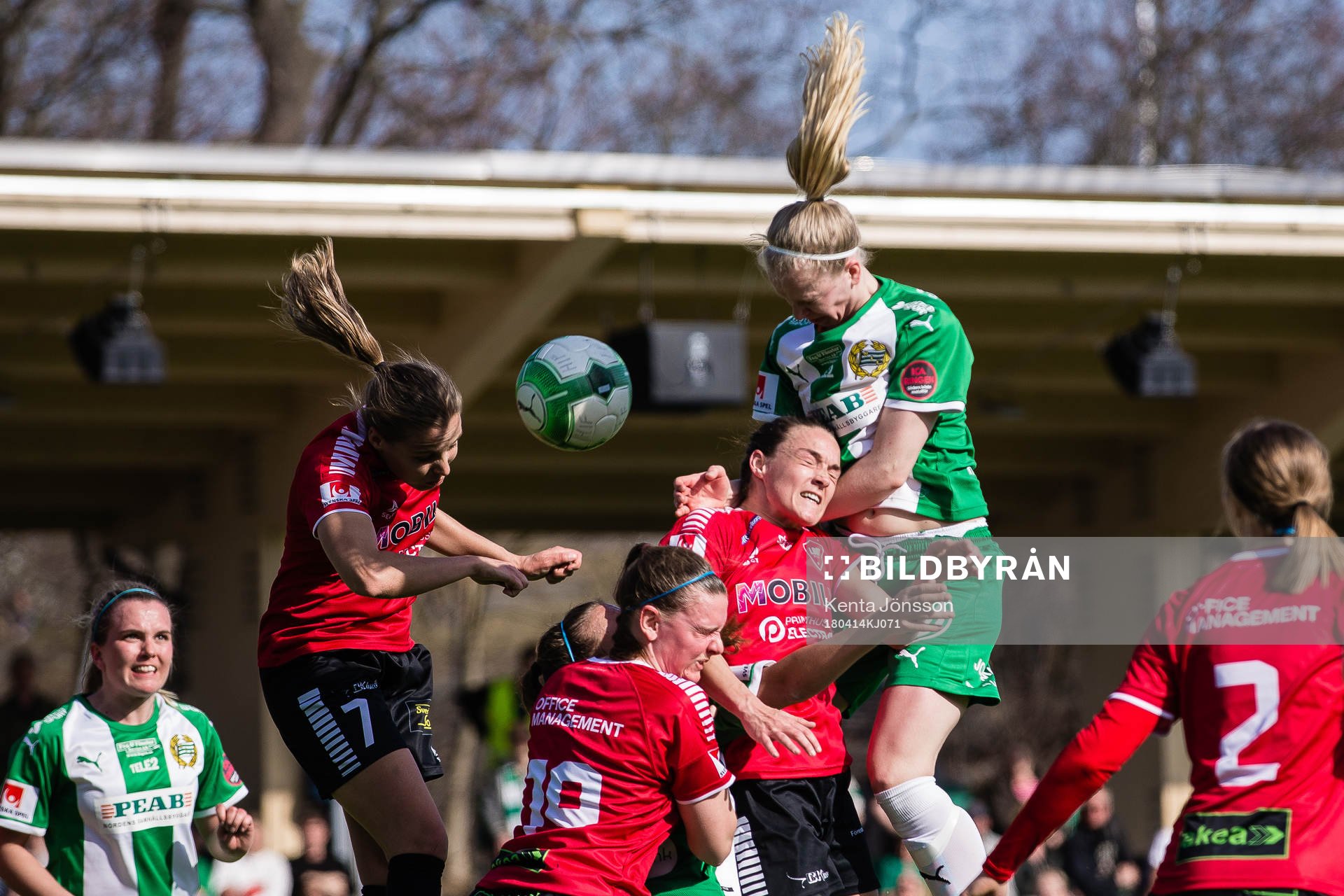 Hammarbys Alexandra Lindberg i duell medLimhamn Bunkeflos