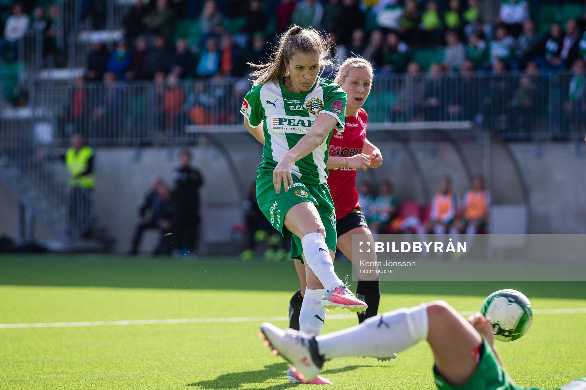 Hammarbys Kelly Conheeney med ett skott mot mål