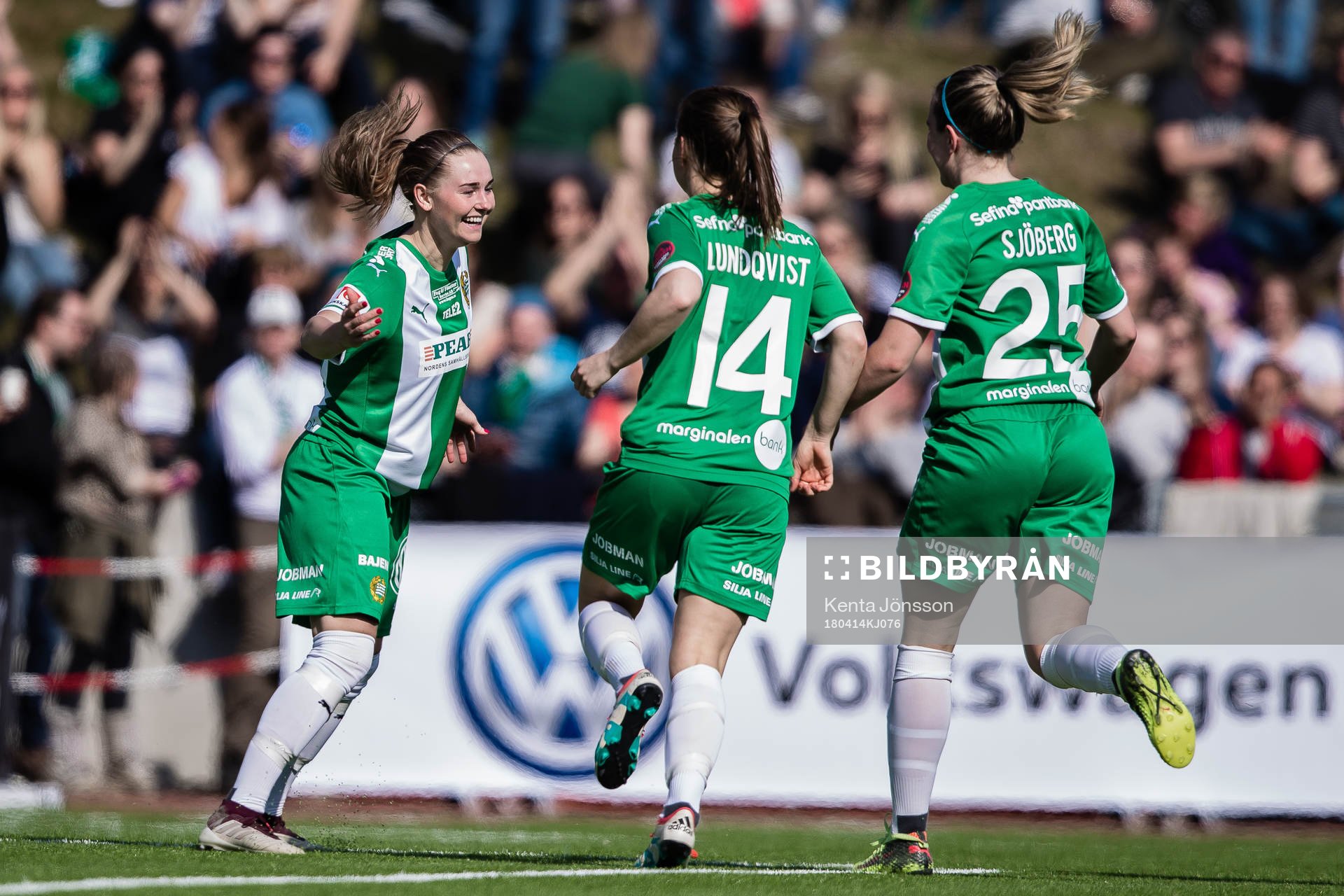 Hammarbys Emma Jansson (v) jublar med Hanna Lundqvist och