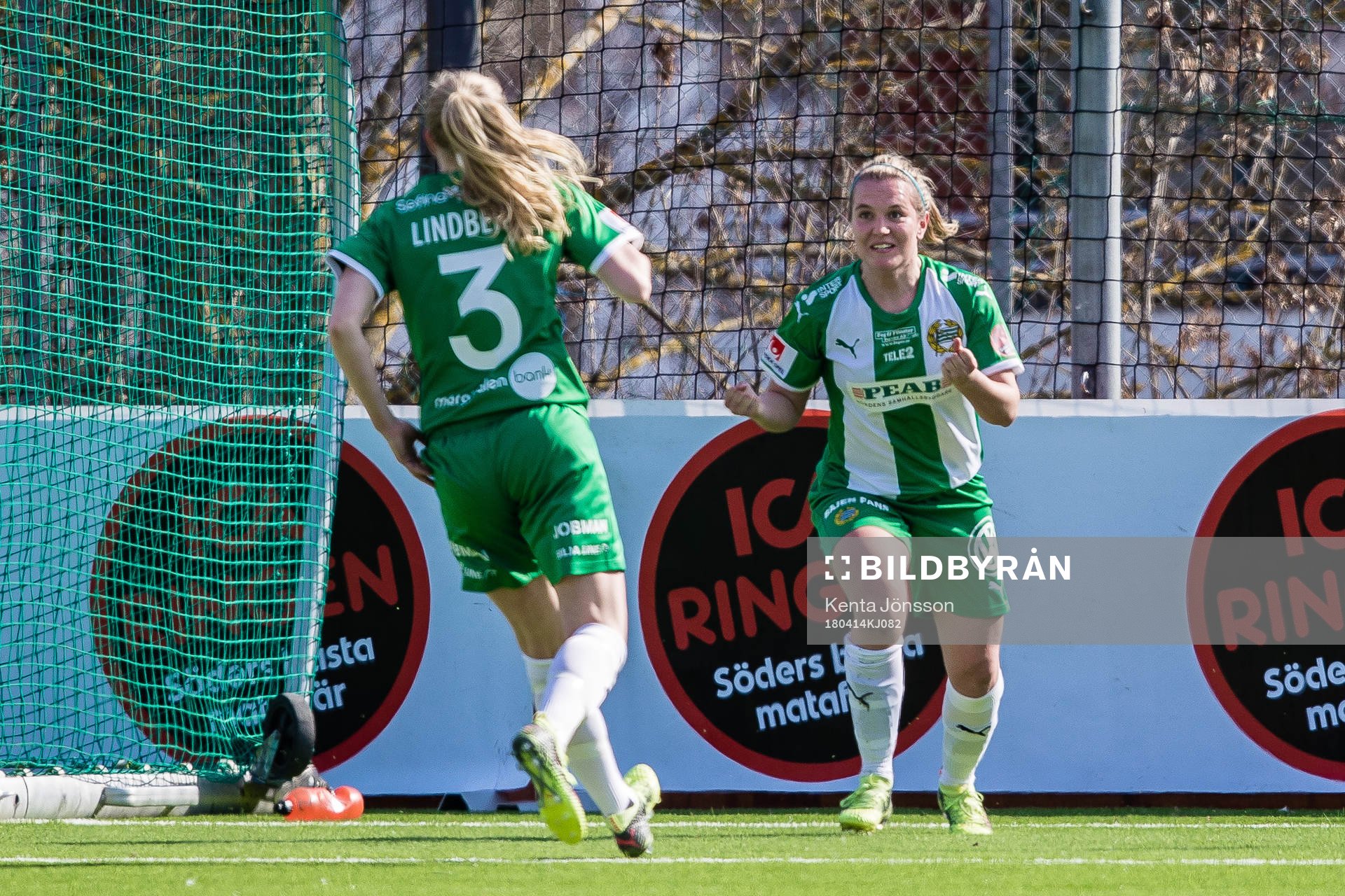 Hammarbys Frida Sjöberg jublar med Alexandra Lindberg