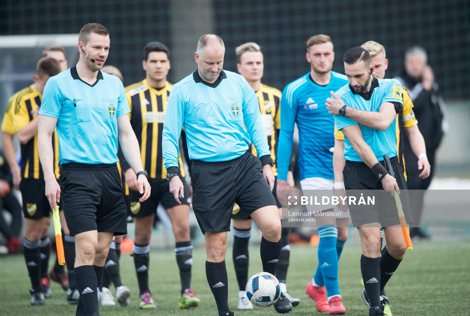 Inmarsch i matchen i division 2 mellan Nässjö och IFK