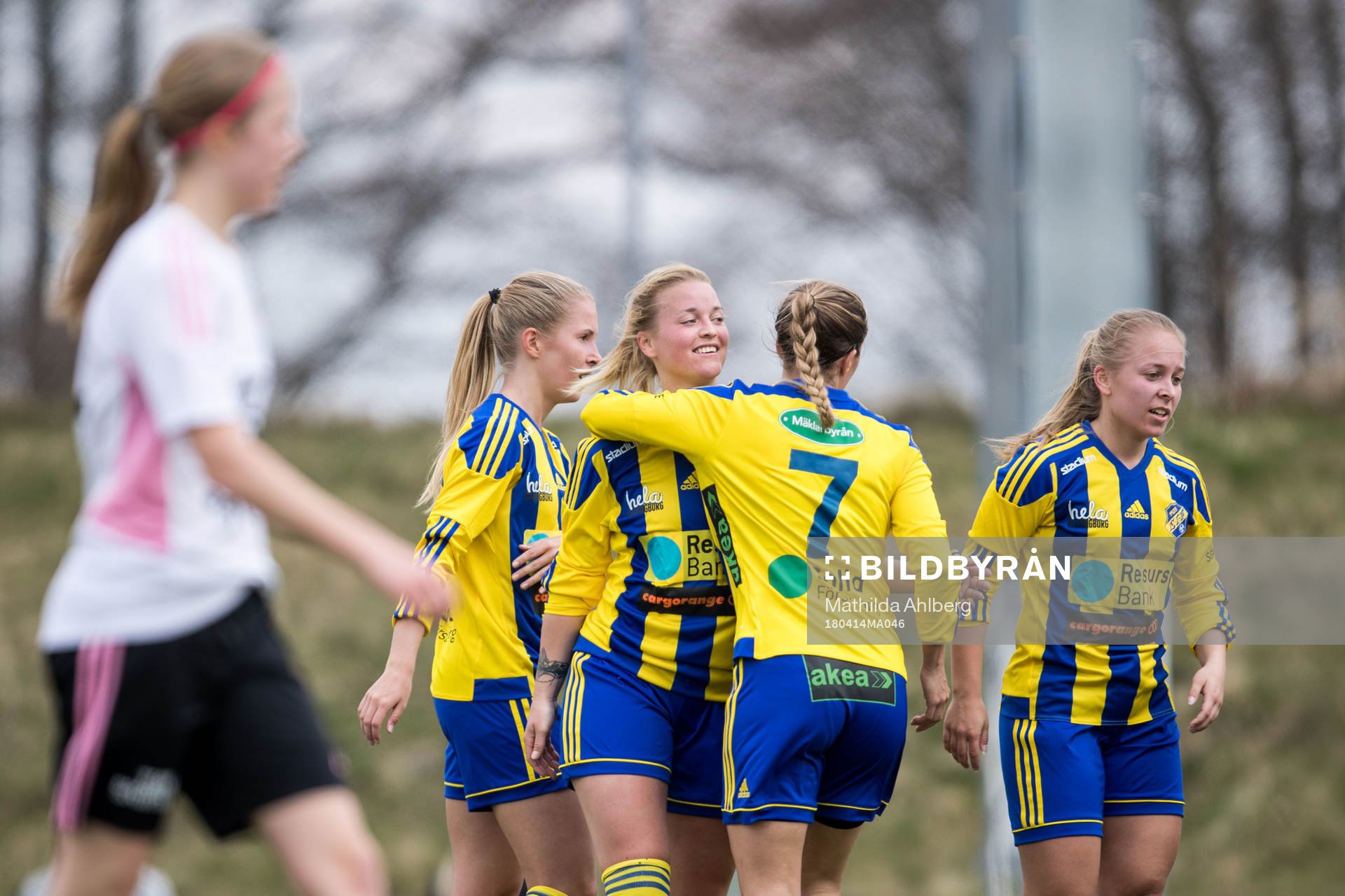 Eskilsminnes Linn Andrén jublar med lagkamrater