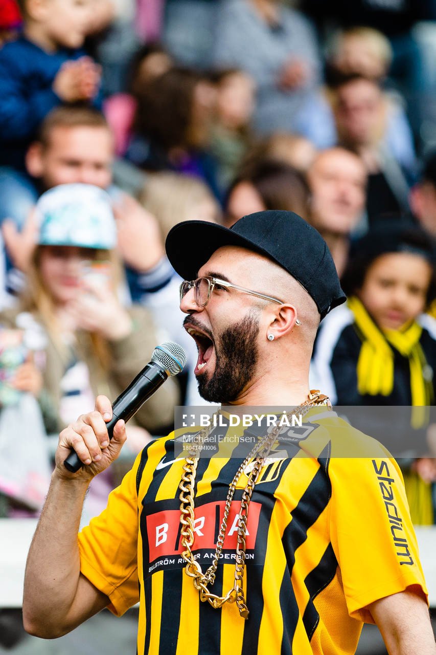 Sean Banan uppträder