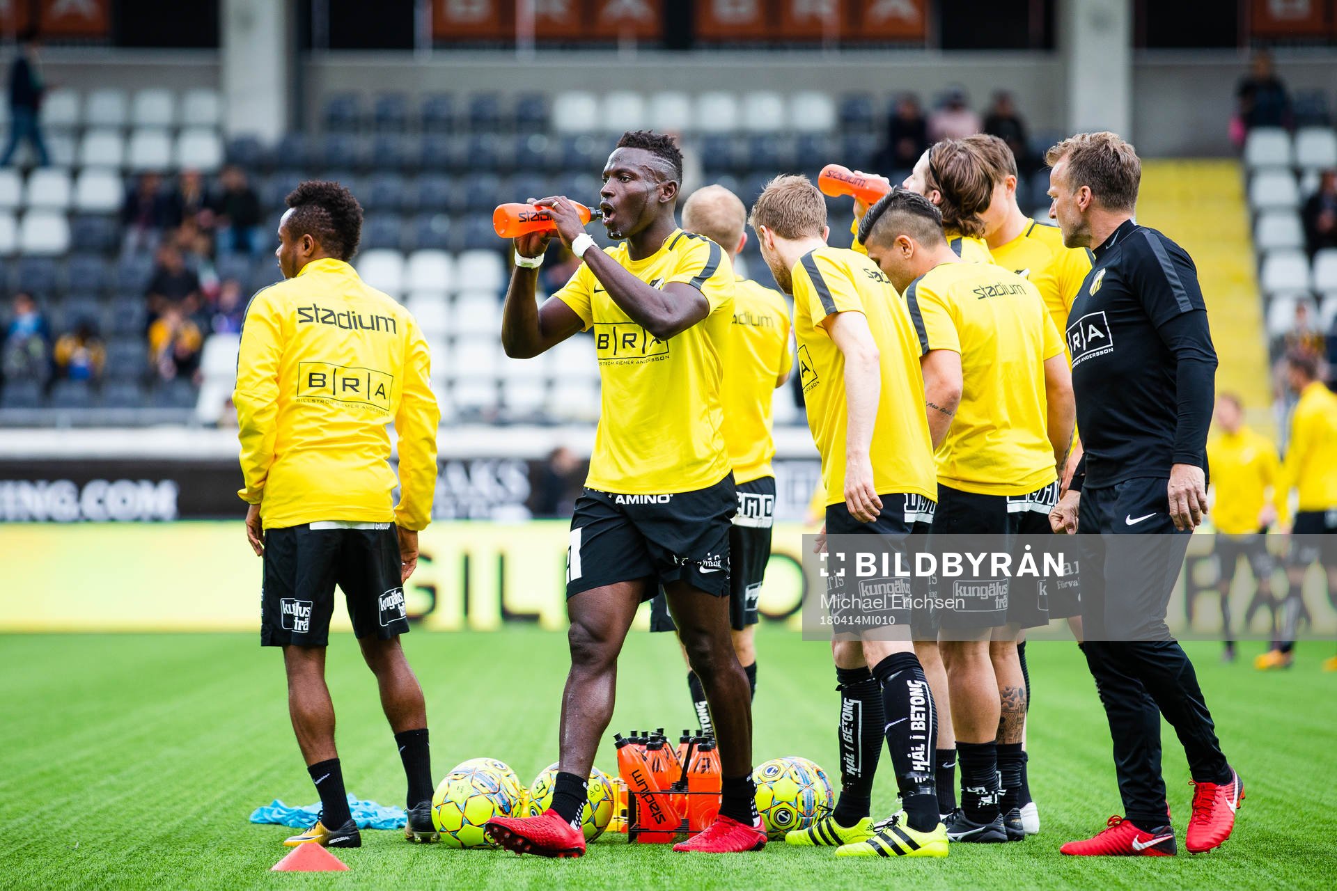 Häckens Alhassan Kamara dricker