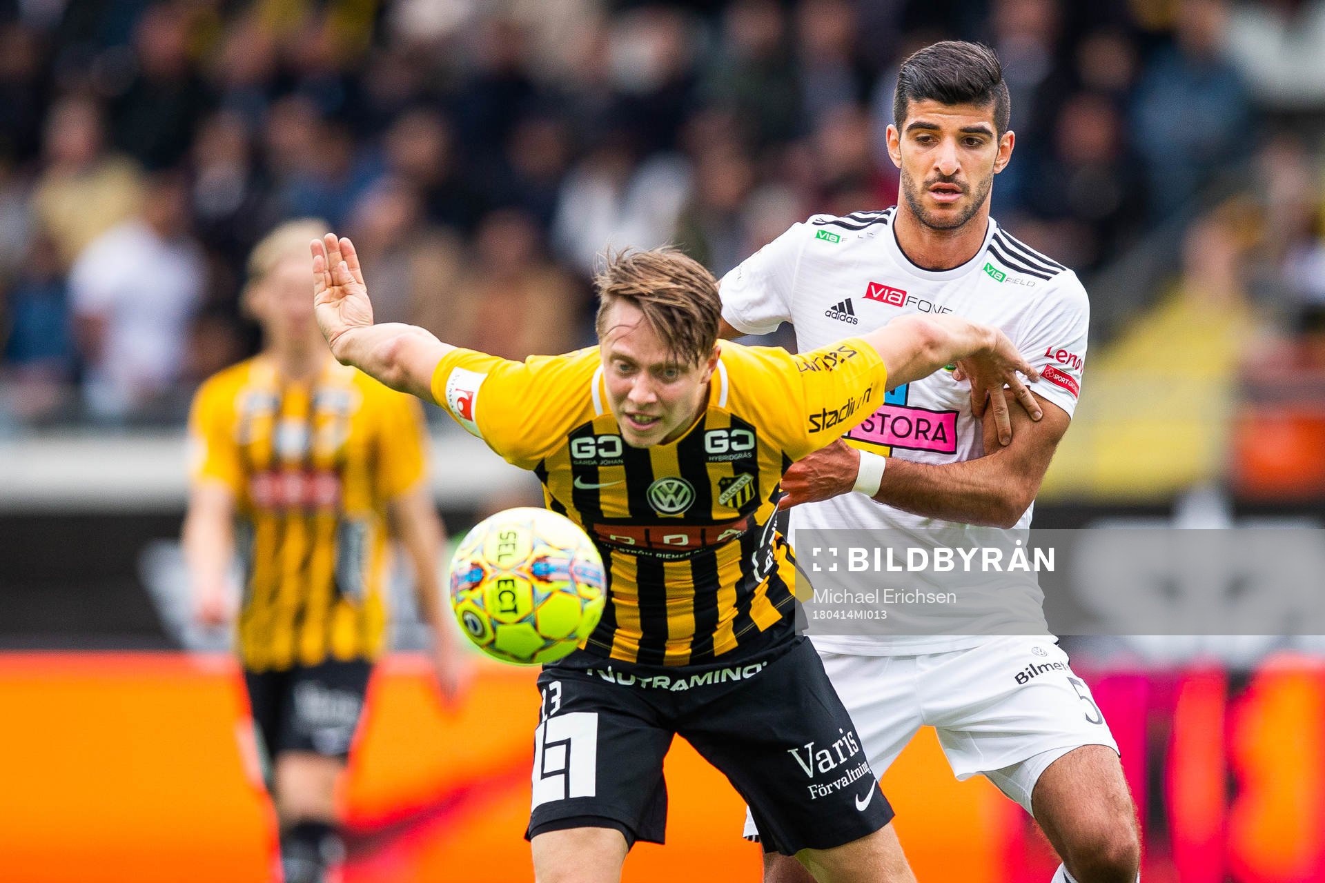 Häckens Viktor Lundberg håller undan för Dalkurds Rewan