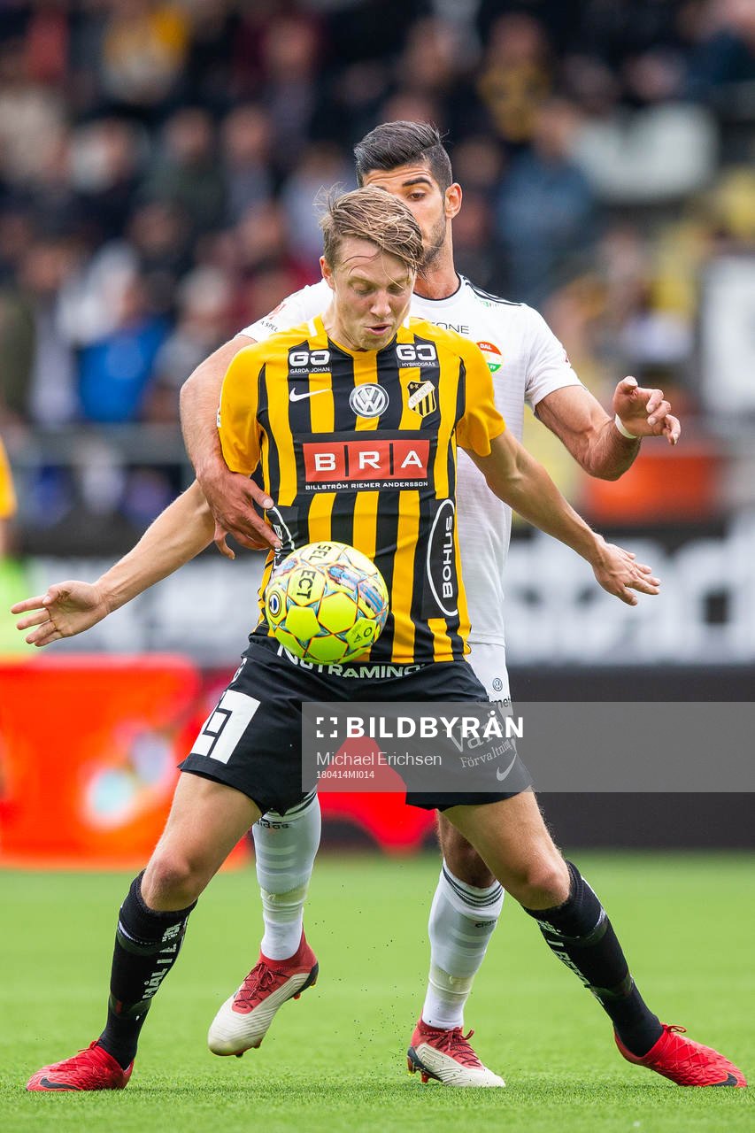 Häckens Viktor Lundberg håller undan för Dalkurds Rewan