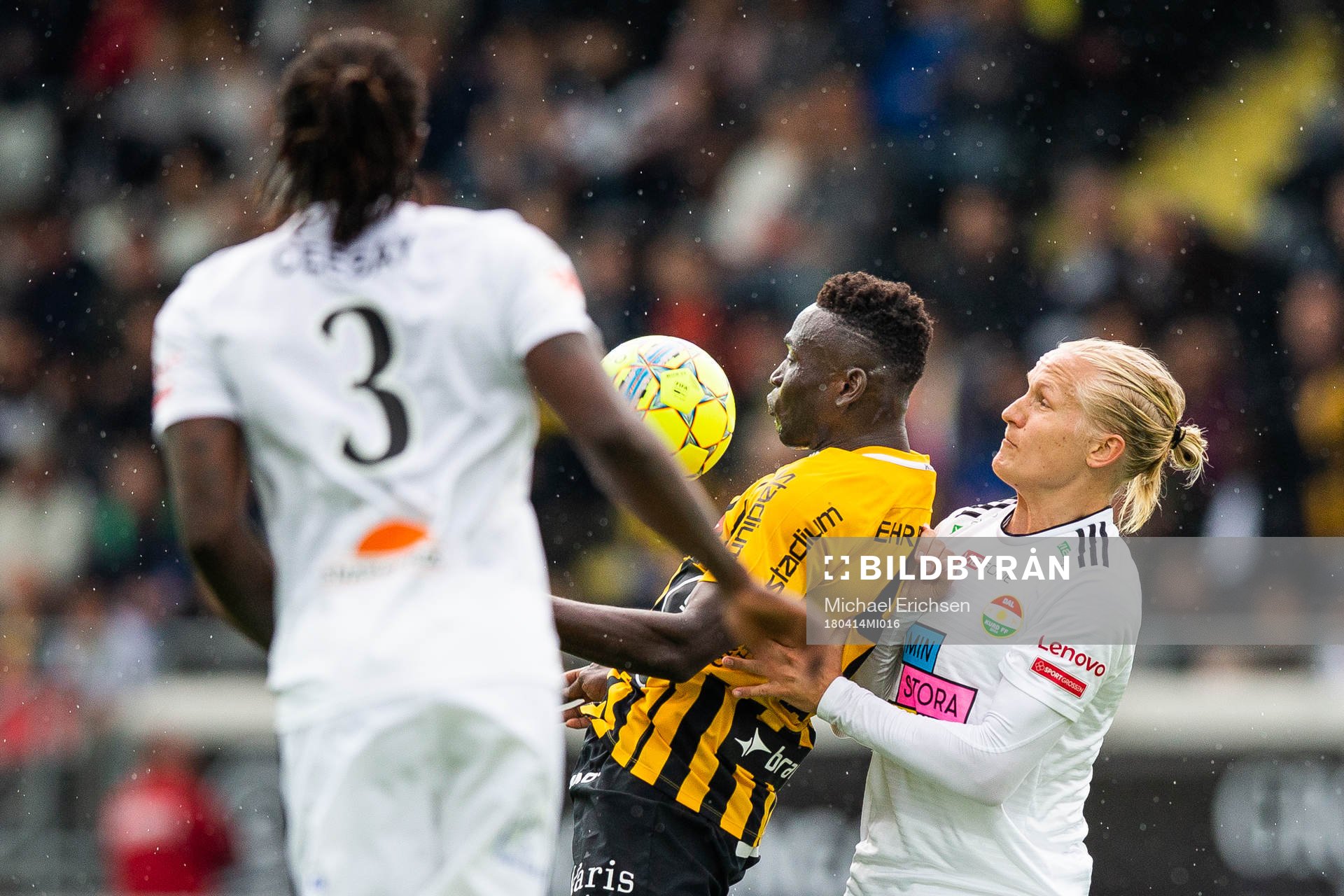 Häckens Alhassan Kamara och Dalkurds Henrik Löfkvist i