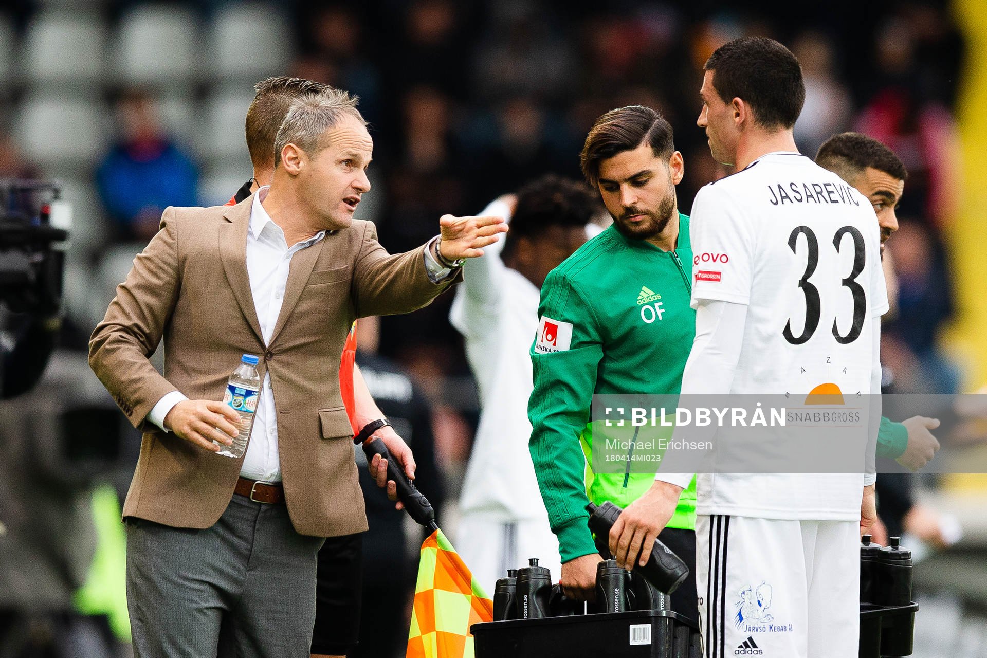 Dalkurds tränare Azrudin Valentic instruerar Irfan