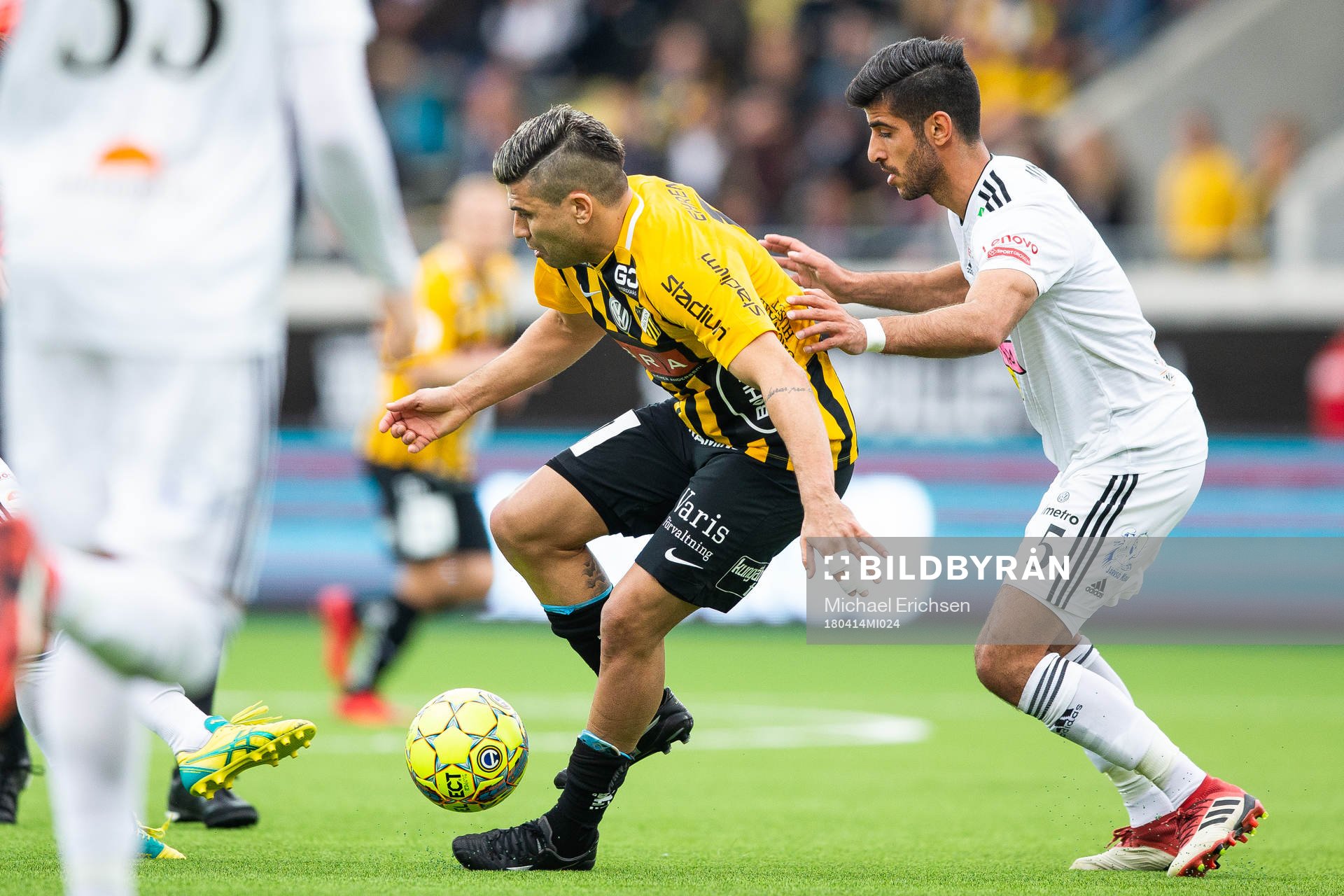 Häckens Paulinho och Dalkurds Rewan Amin i kamp om bollen