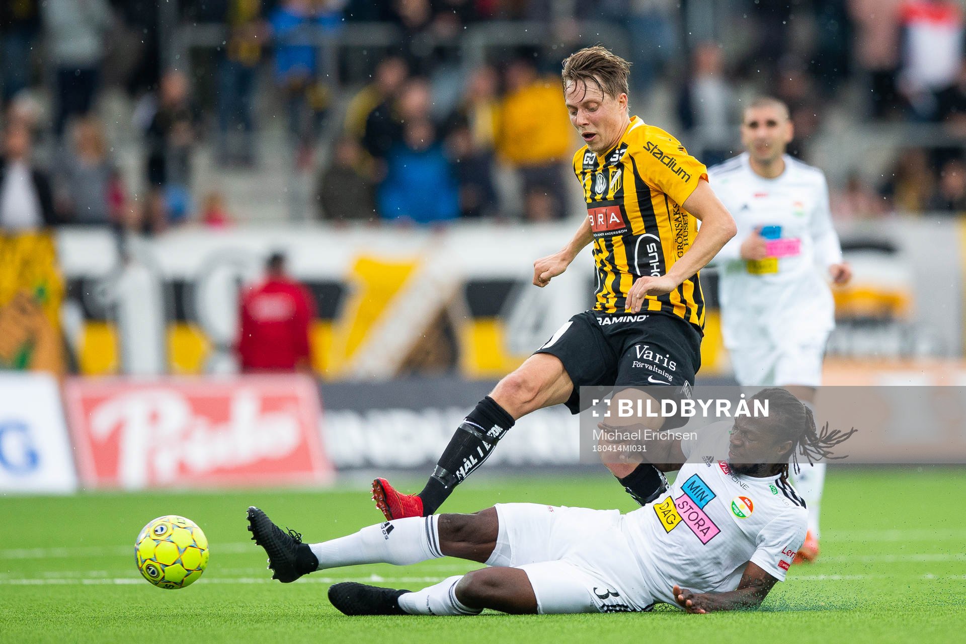 Dalkurds Kebba Ceesay glidtacklar Häckens Viktor Lundberg