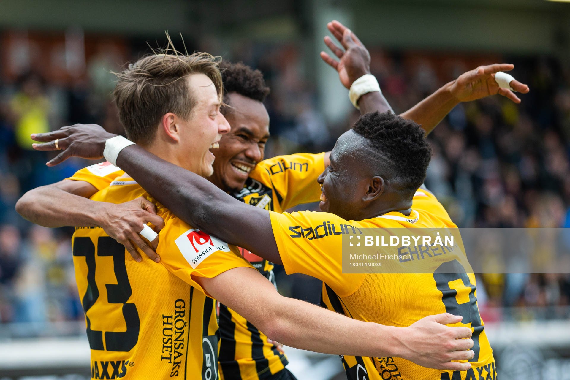 Häckens Viktor Lundberg jublar med Nasiru Mohammed och