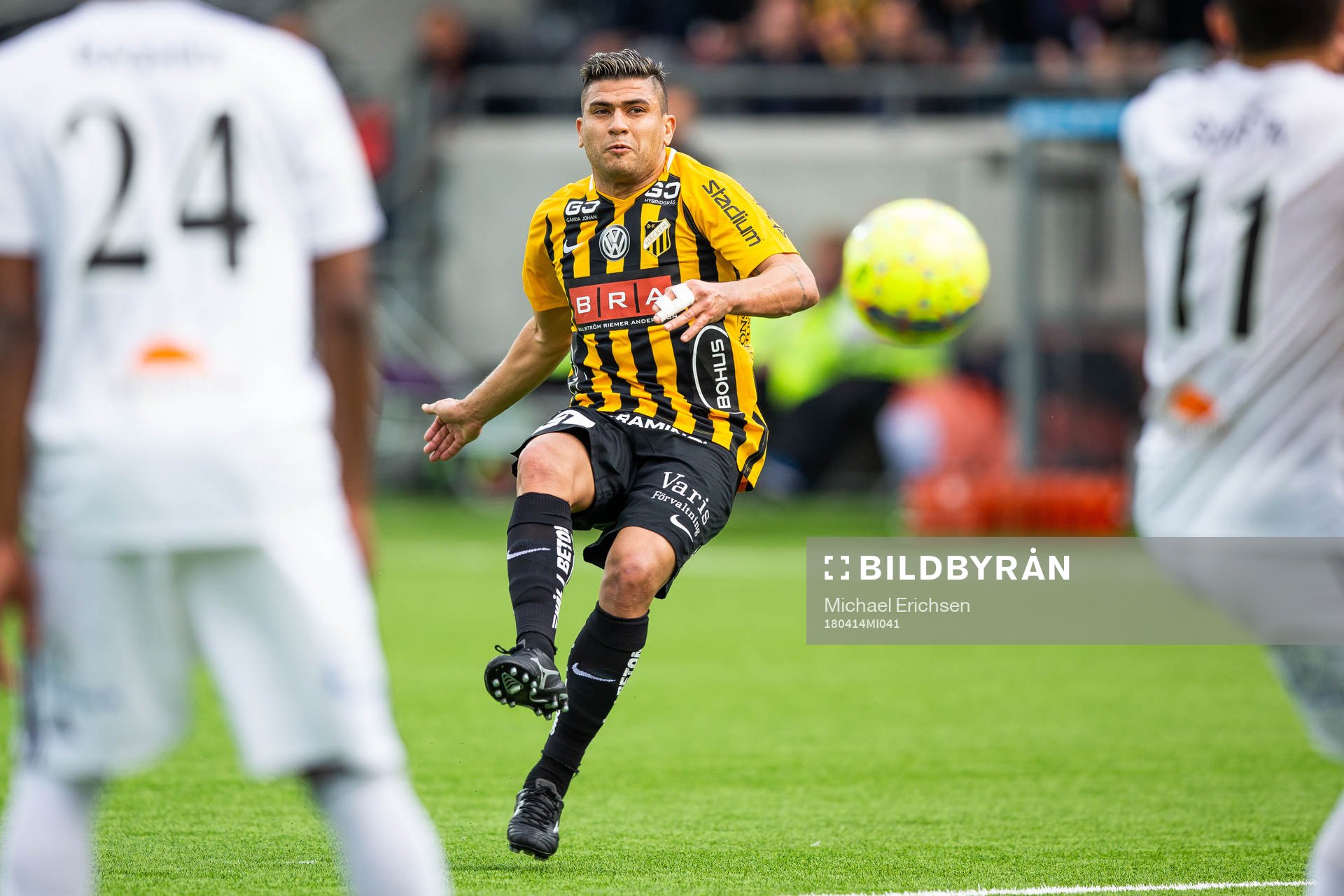 Häckens Paulinho skjuter en frispark