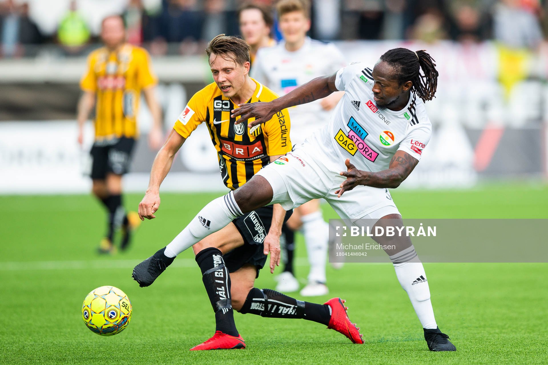 Häckens Viktor Lundberg och Dalkurds Kebba Ceesay i kamp om bollen under fotbollsmatchen i allsvenskan mellan Häcken och Dalkurd den 14 april 2018 i Göteborg.