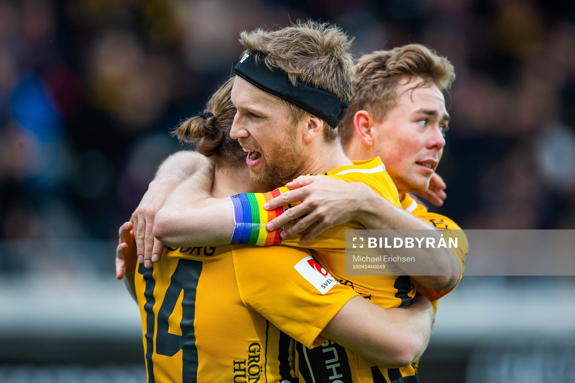 Häckens Karl Bohm kramas om av Rasmus Lindgren och Joel