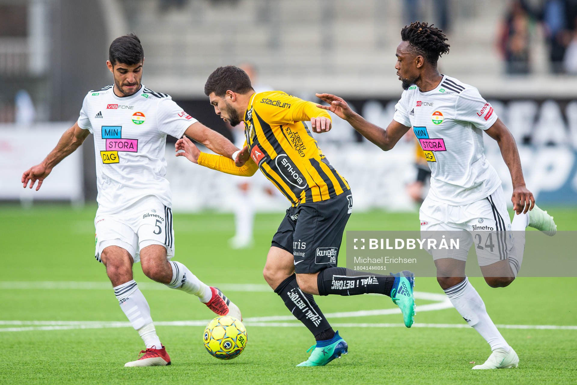 Häckens Moestafa El Kabir driver bollen mellan Dalkurds