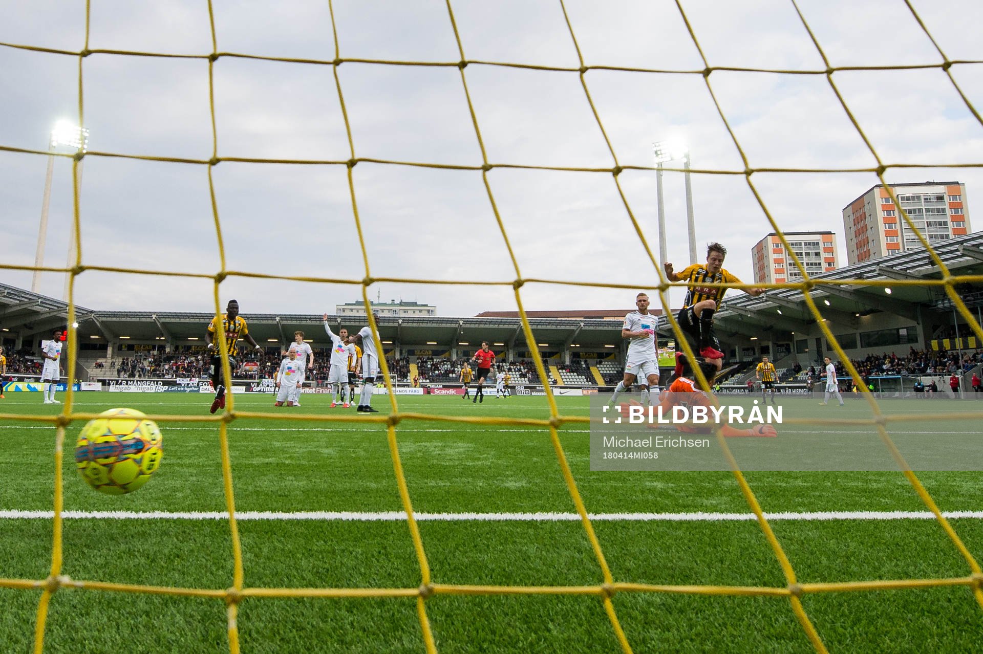 Häckens Viktor Lundberg skjuter 2-0 bakom Dalkurds