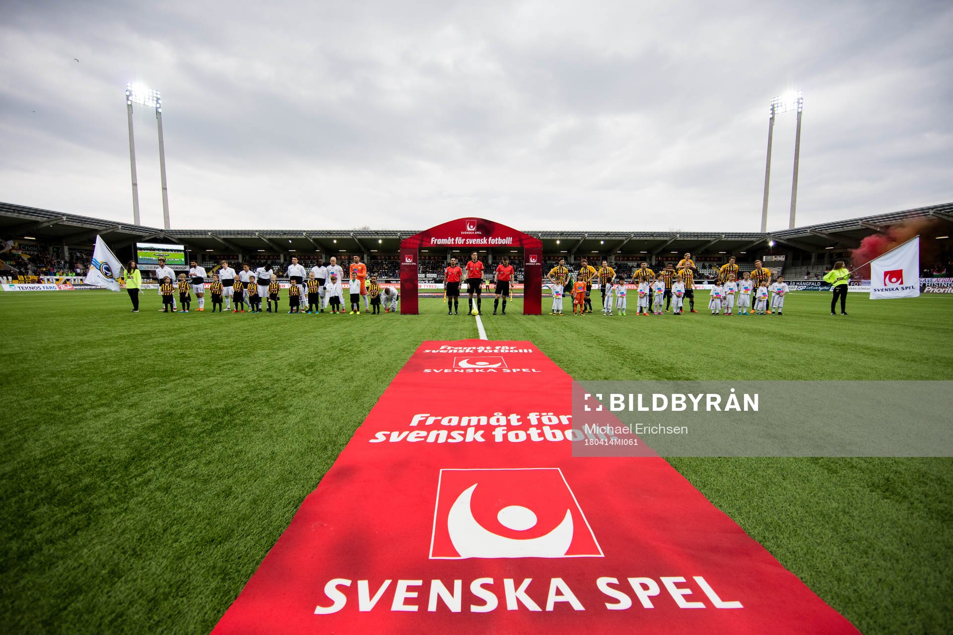 Dalkurd och Häcken på line up innan fotbollsmatchen i