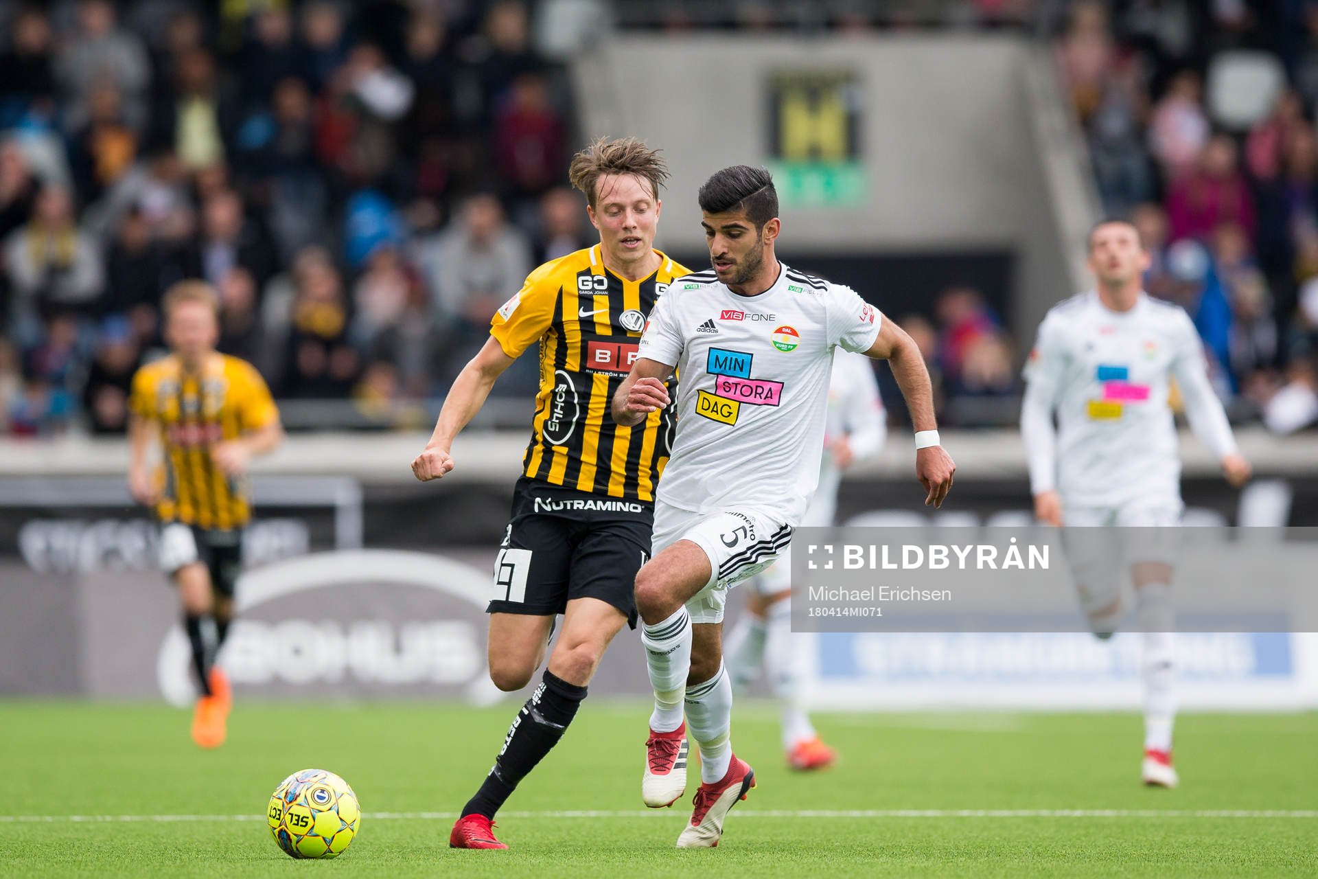 Dalkurds Rewan Amin före Häckens Viktor Lundberg