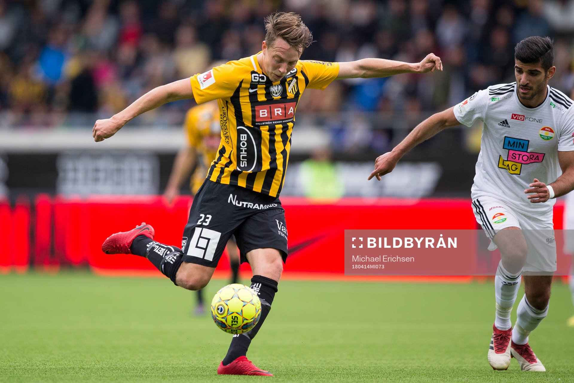 Häckens Viktor Lundberg skjuter ett skott