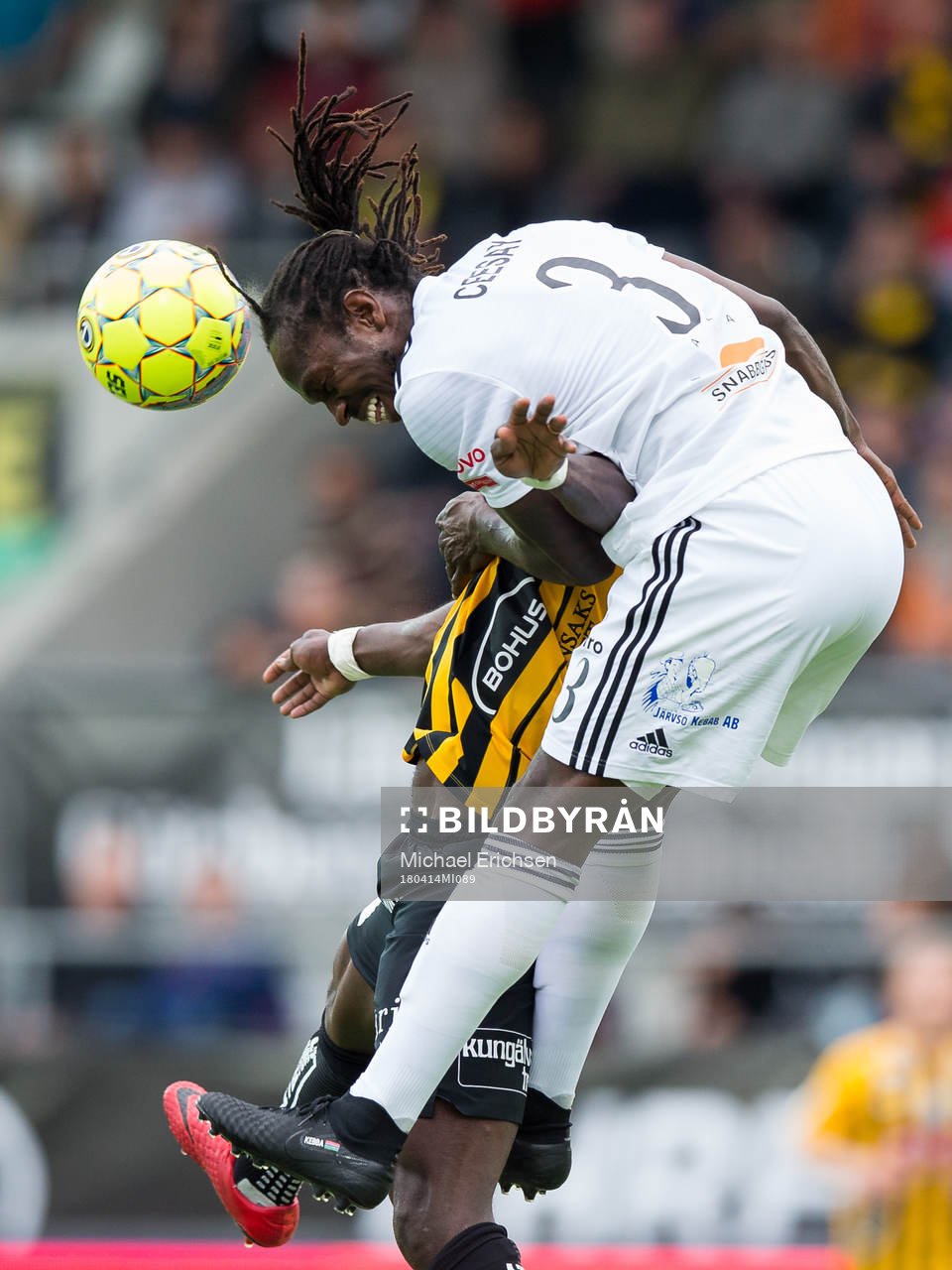 Dalkurds Kebba Ceesay vinner en nickduell mot Häckens Alhassan Kamara under fotbollsmatchen i allsvenskan mellan Häcken och Dalkurd den 14 april 2018 i Göteborg.