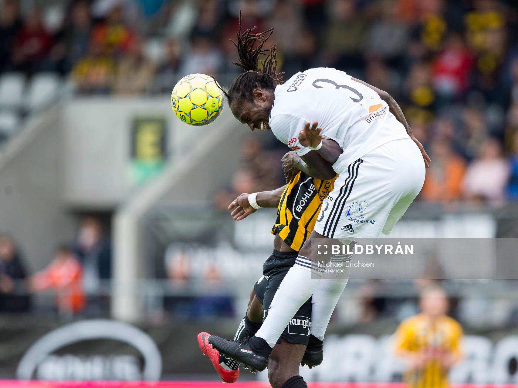 Dalkurds Kebba Ceesay vinner en nickduell mot Häckens Alhassan Kamara under fotbollsmatchen i allsvenskan mellan Häcken och Dalkurd den 14 april 2018 i Göteborg.