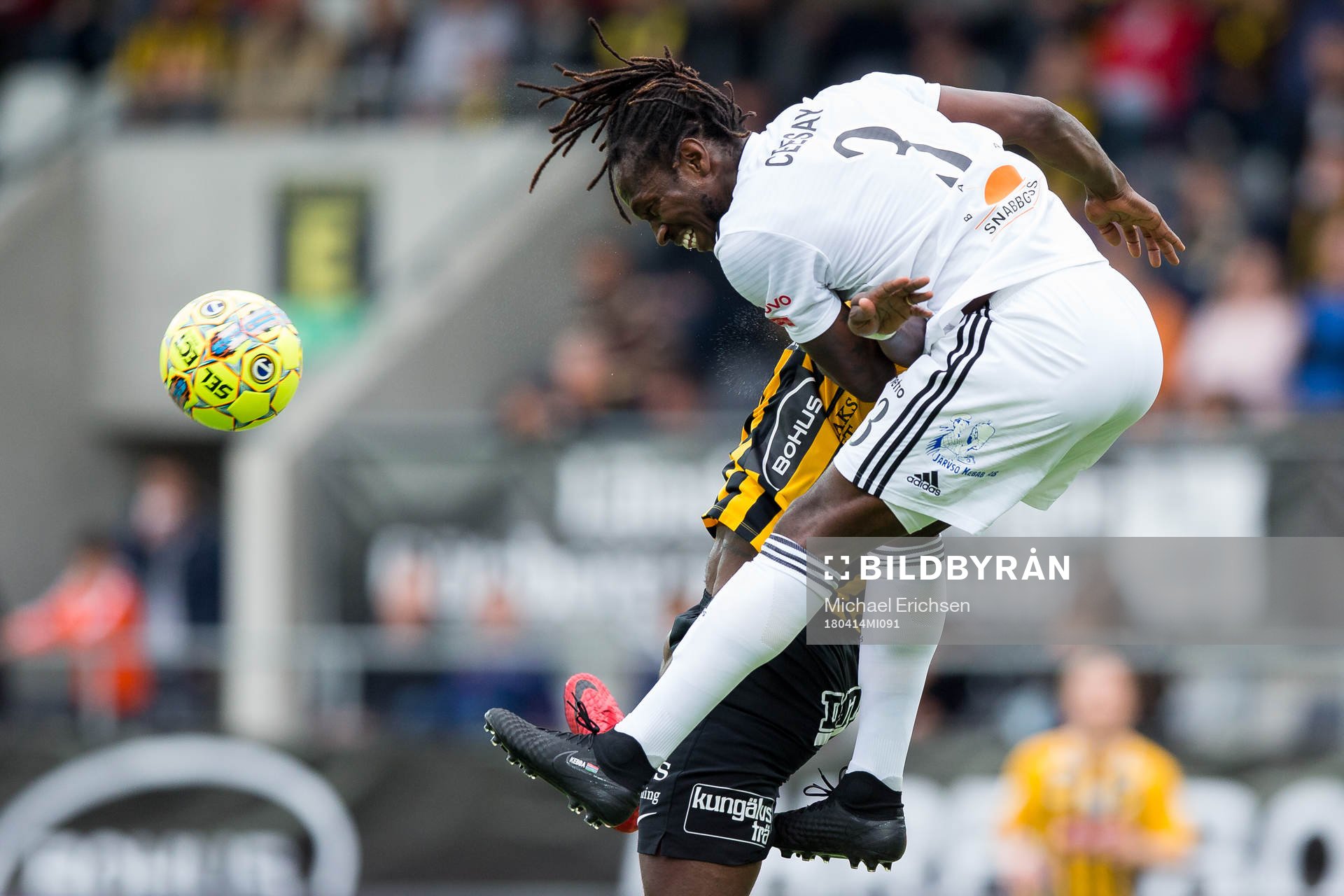 Dalkurds Kebba Ceesay vinner en nickduell mot Häckens Alhassan Kamara under fotbollsmatchen i allsvenskan mellan Häcken och Dalkurd den 14 april 2018 i Göteborg.