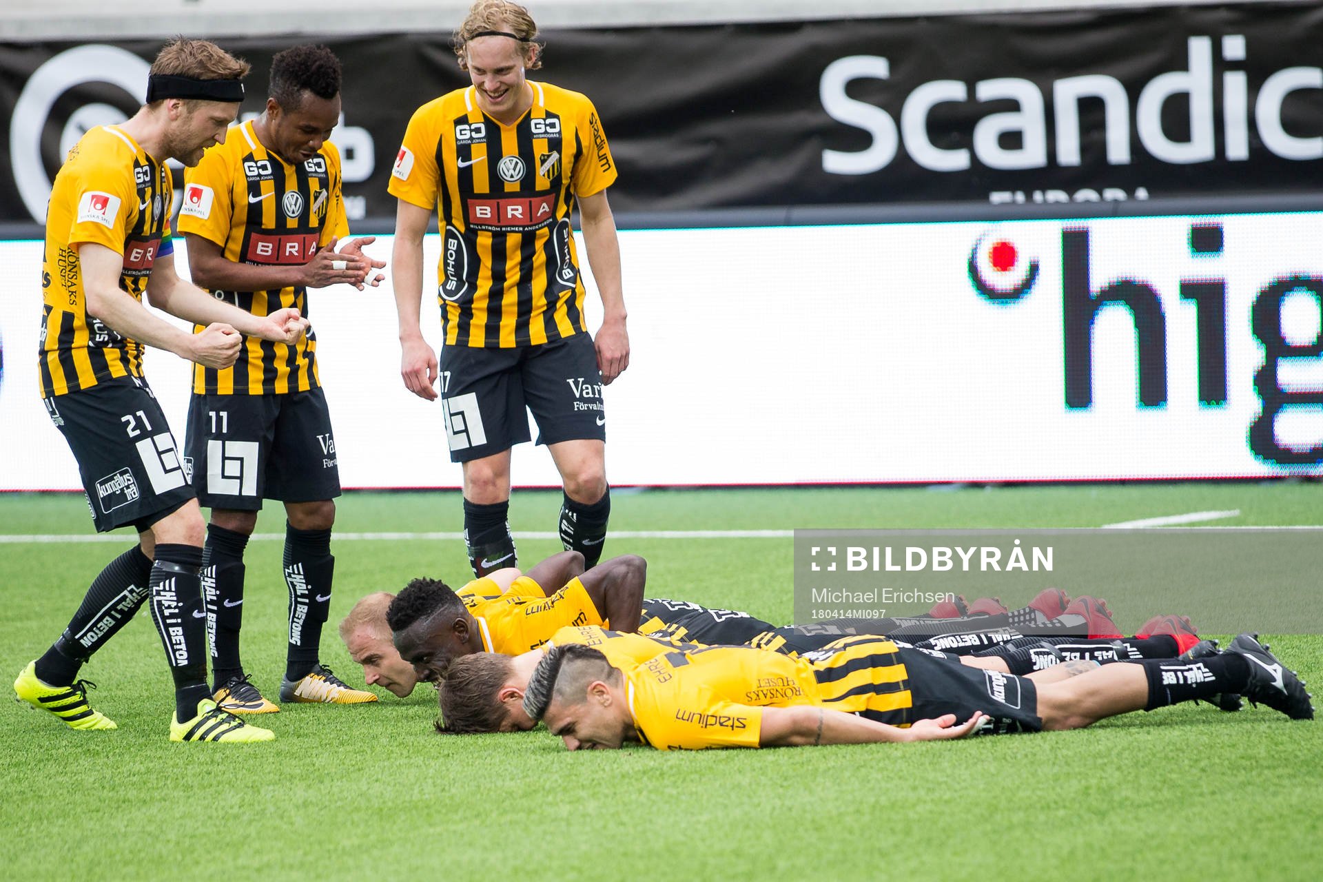 Häckens Alhassan Kamara firar 1-0 med lagkamrater