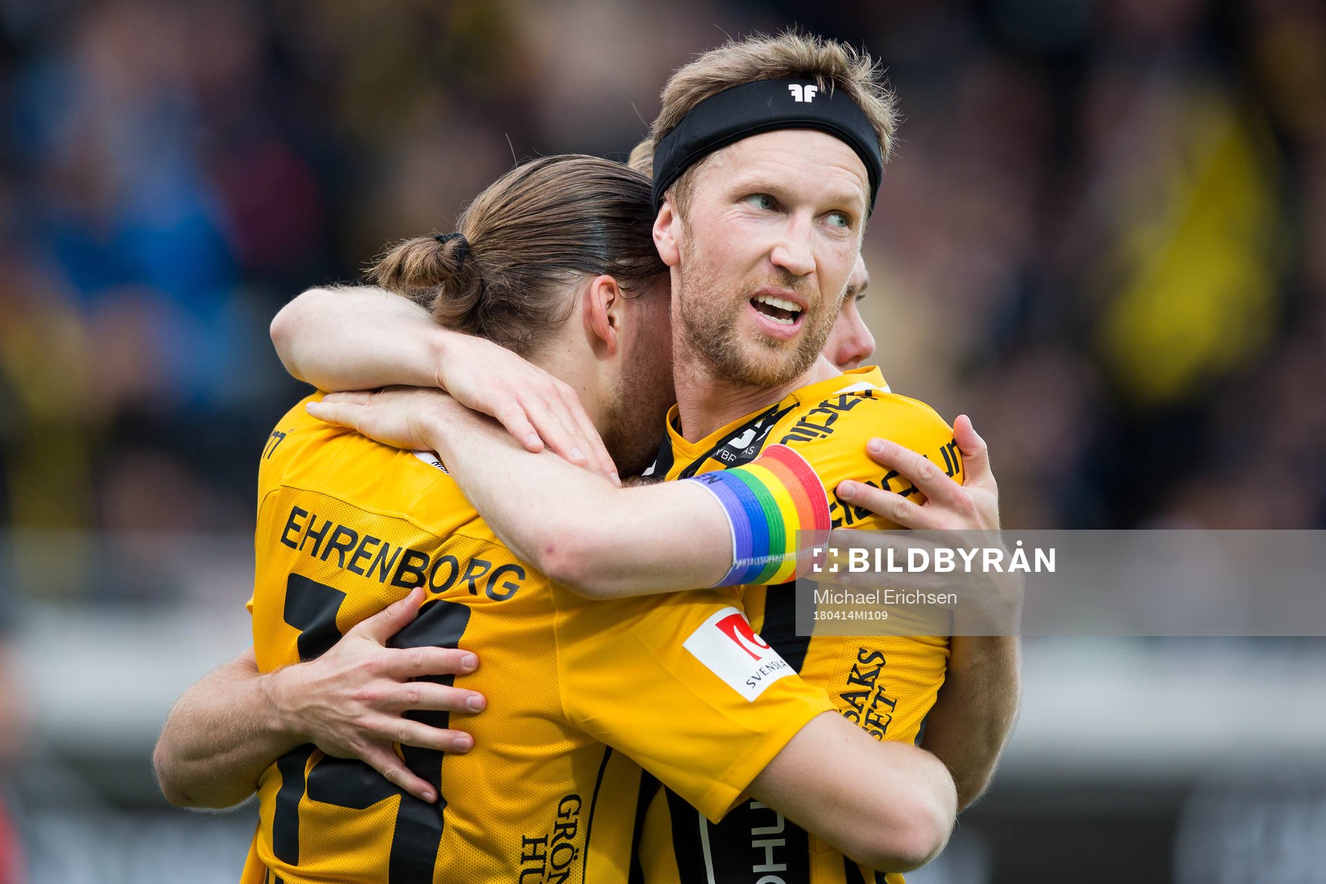 Häckens Rasmus Lindgren kramar om Karl Bohm efter hans 3-0 mål under fotbollsmatchen i allsvenskan mellan Häcken och Dalkurd den 14 april 2018 i Göteborg.