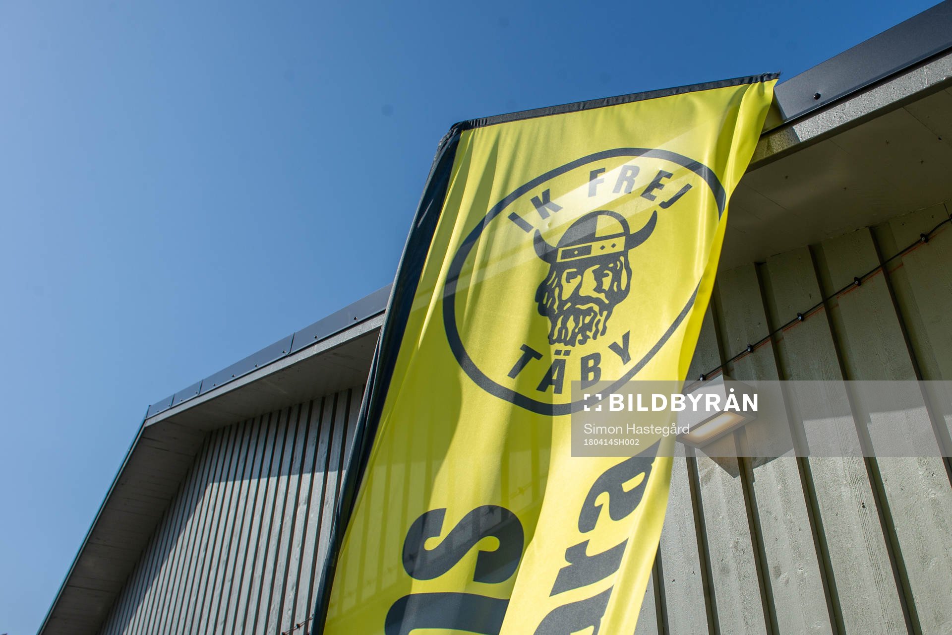 En flagga med Frejs logotyp före en fotbollsmatch i