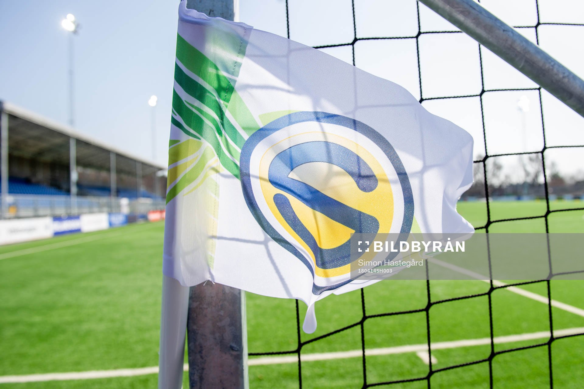 En flagga före en fotbollsmatch i Superettan mellan Frej