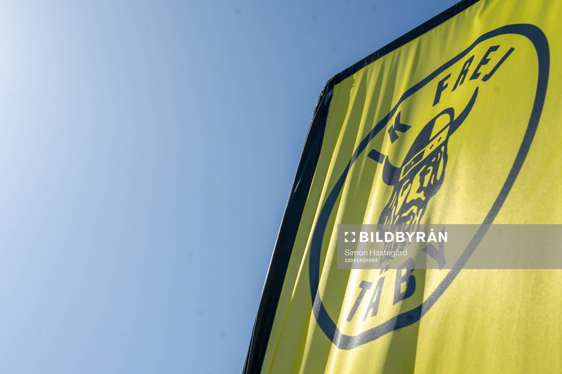En flagga med Frejs logotyp före en fotbollsmatch i