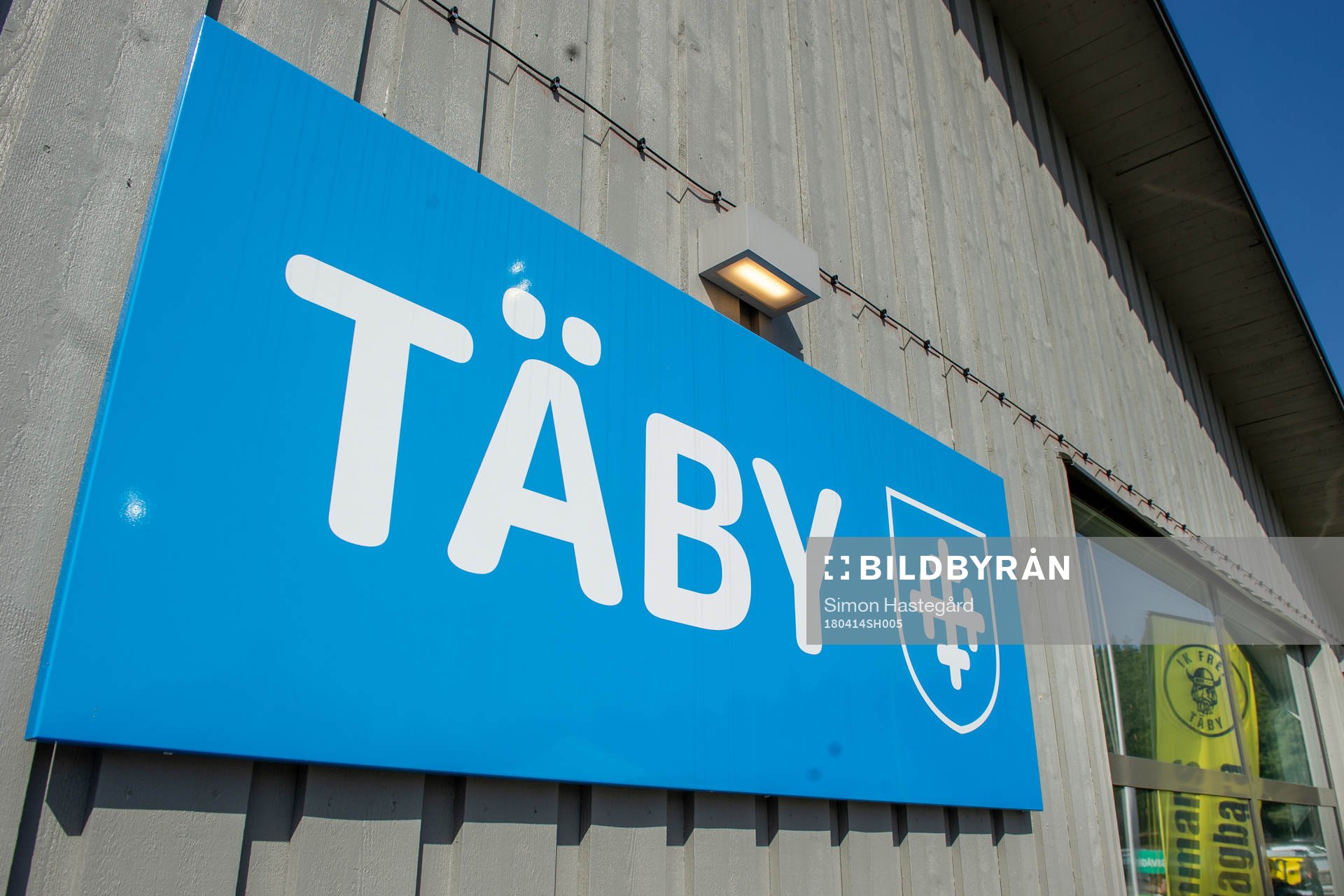 En skylt med Täbys logotyp före en fotbollsmatch i