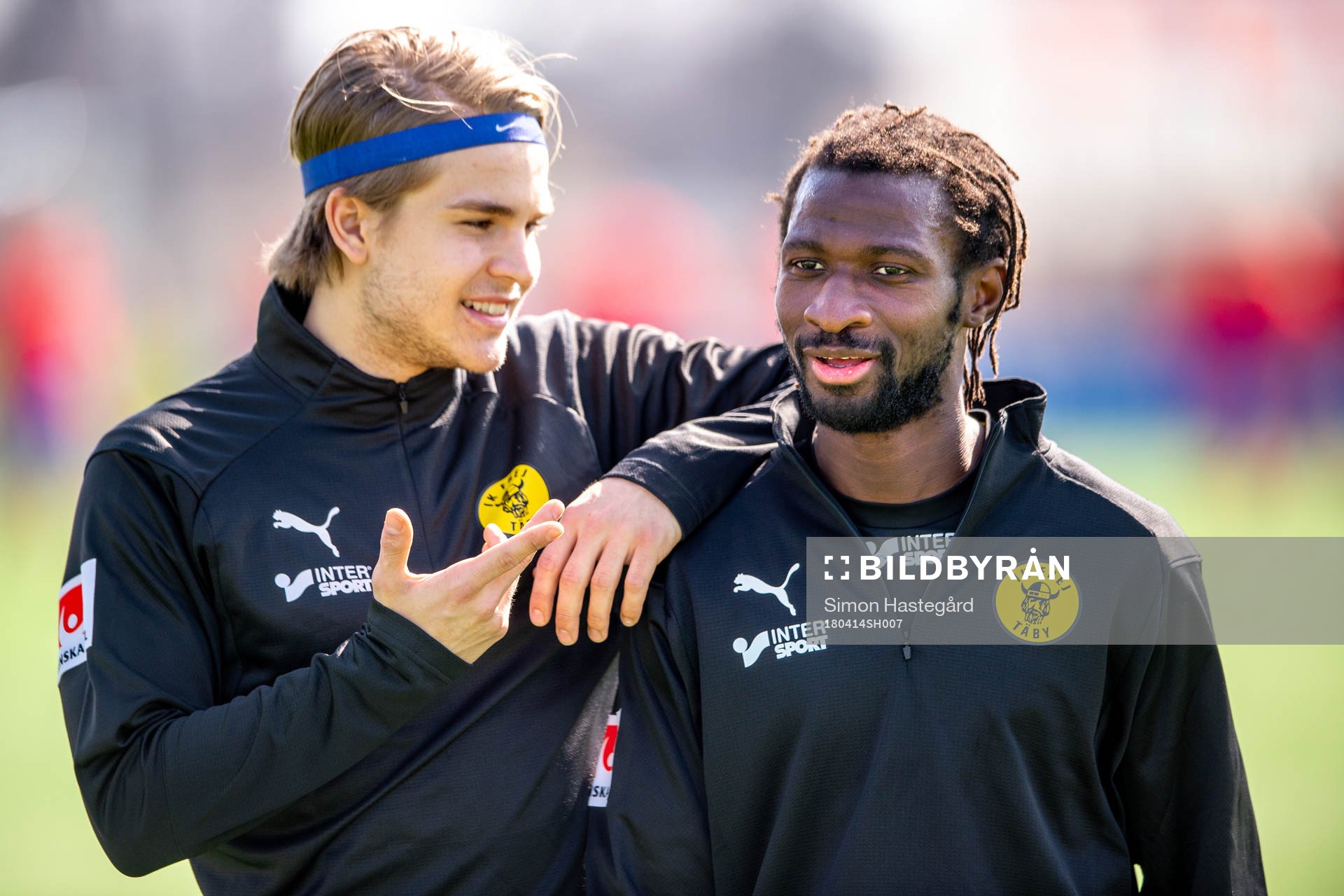 Frejs Amadeus Sögaard och Amadou Jawo före en