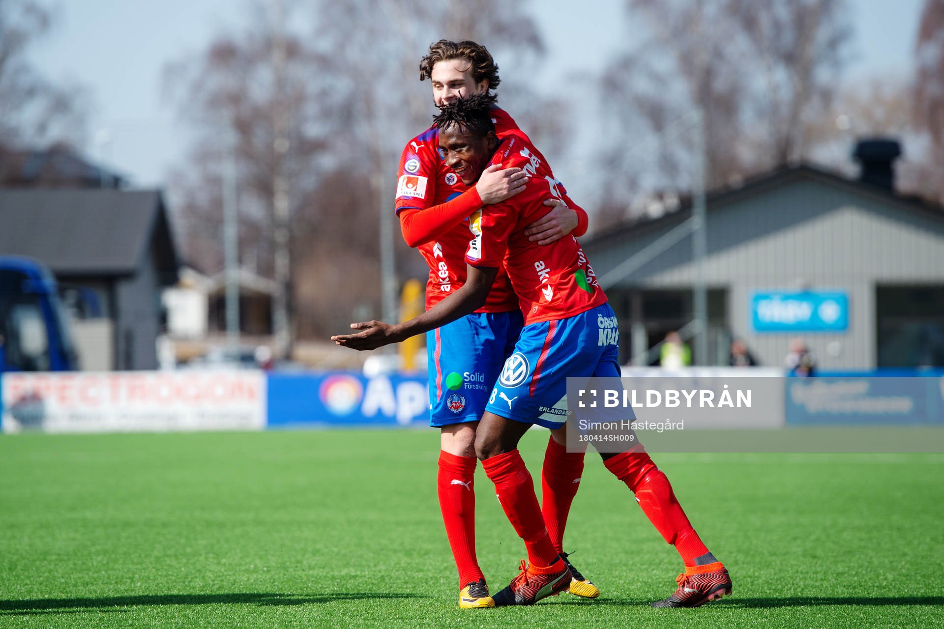 Helsingborgs Mamudo Moro och Rasmus Rosenqvist jubkar efter 0-1-målet under en fotbollsmatch i Superettan mellan Frej och Helsingborg den 14 april 2018 i Stockholm.
