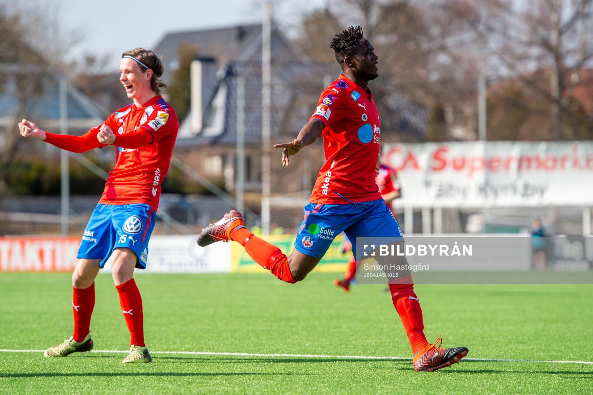 Helsingborgs Mikael Dahlberg och Mamudo Moro jublar
