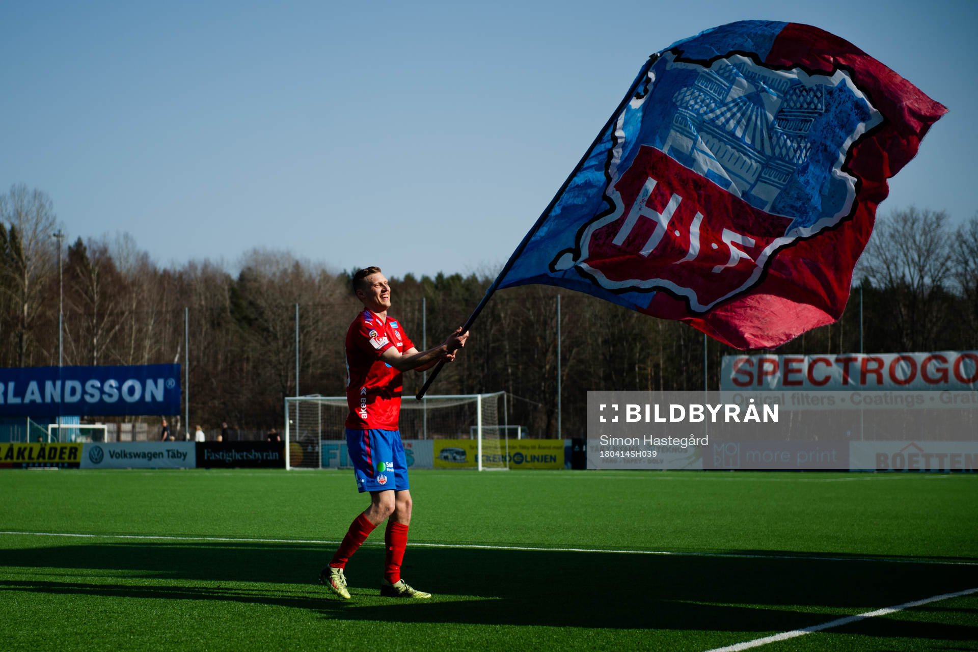 Helsingborgs Andri Rúnar Bjarnason jublar med en flagga