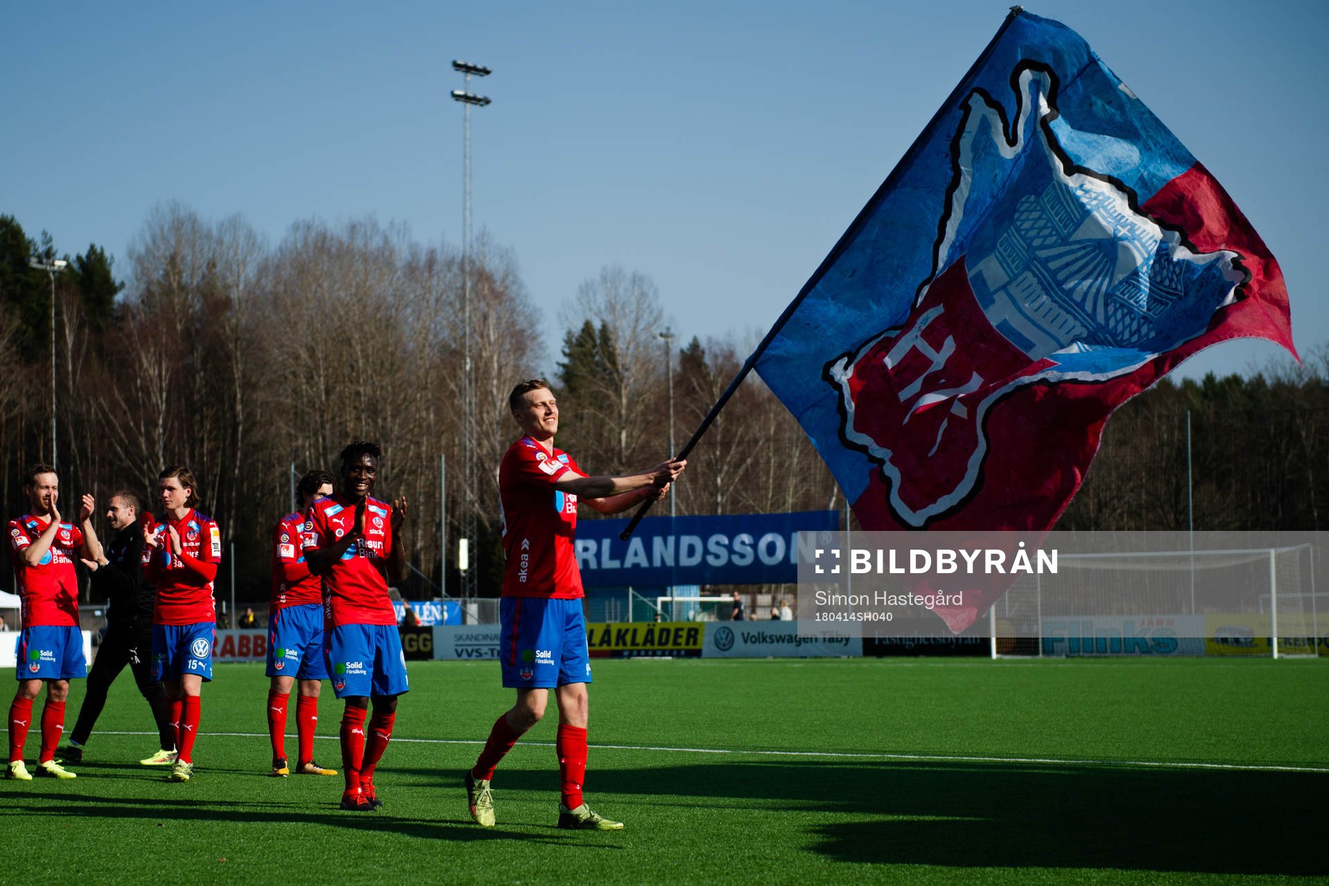 Helsingborgs Andri Rúnar Bjarnason jublar med en flagga