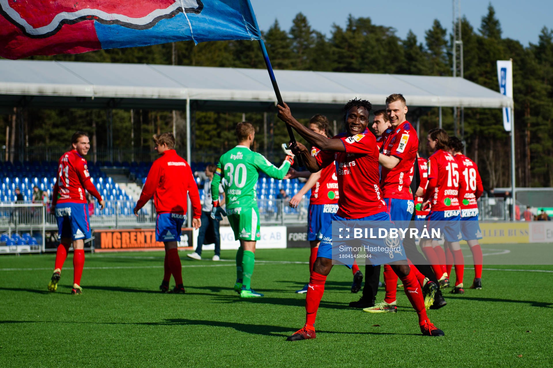 Helsingborgs Mamudo Moro jublar med en flagga efter en fotbollsmatch i Superettan mellan Frej och Helsingborg den 14 april 2018 i Stockholm.