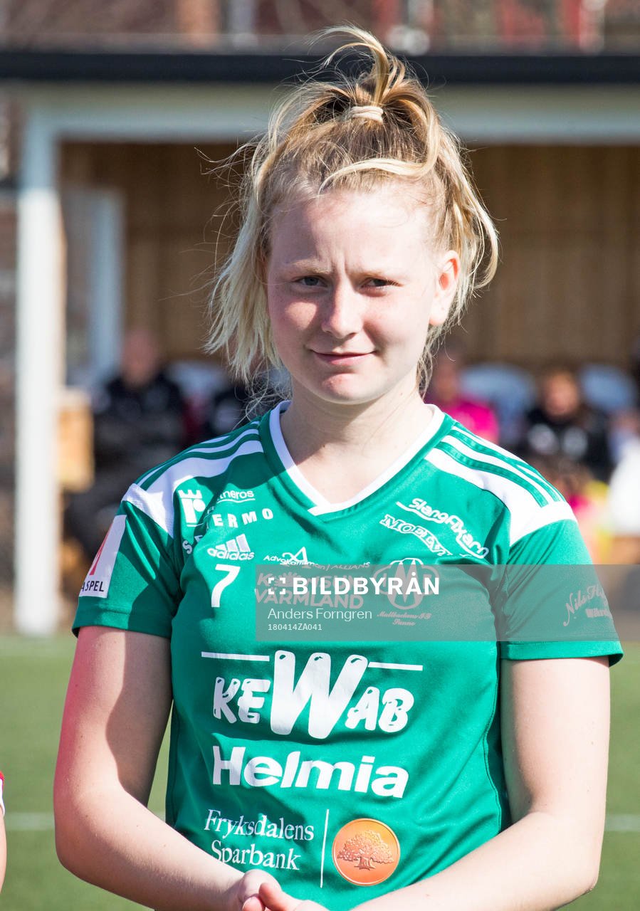 Mallbackens Hedvig Pettersson före fotbollsmatchen i Elitettan mellan Västerås BK 30 och Mallbacken den 14 april 2018 i Västerås.