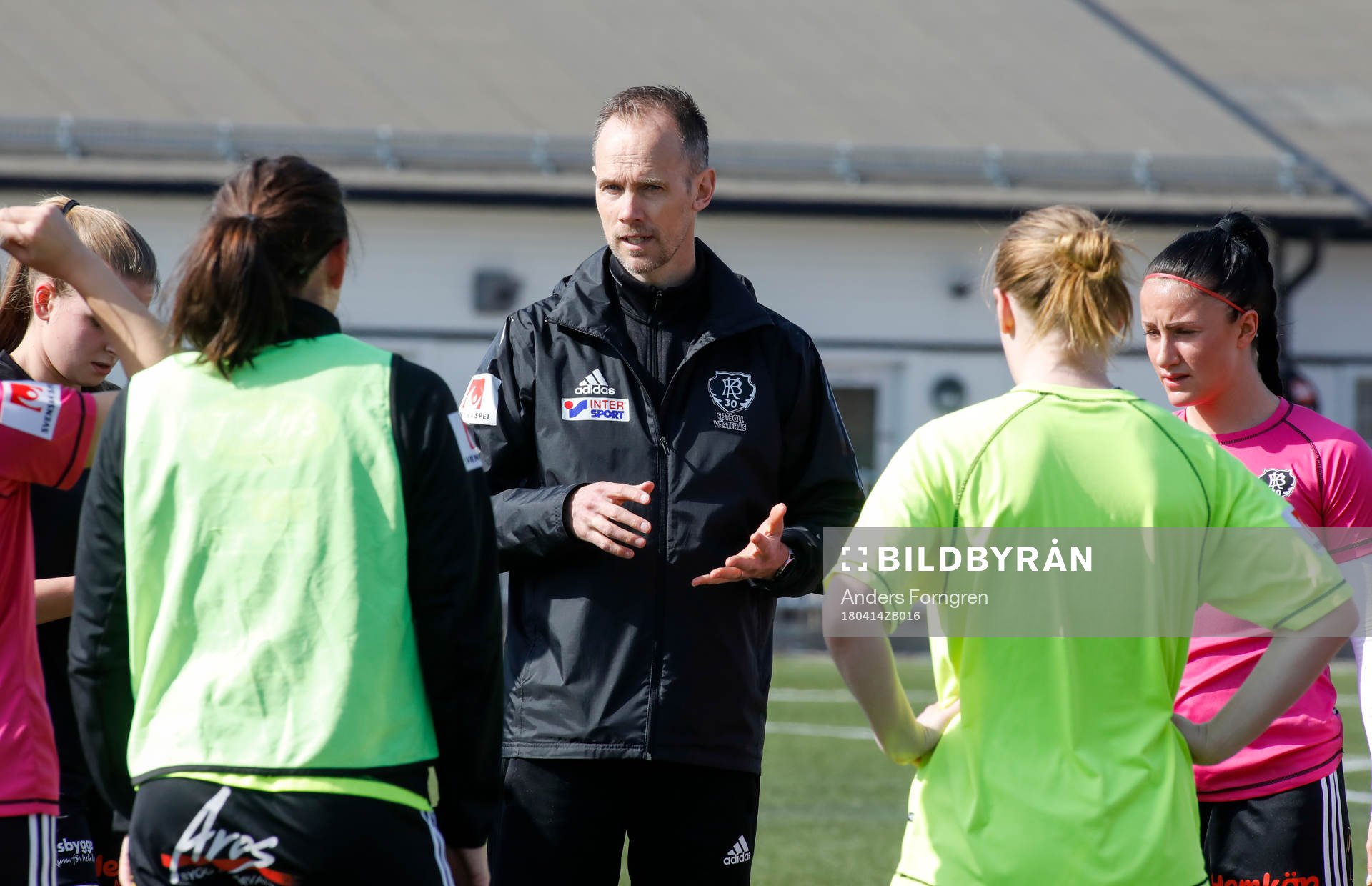 BK30s tränare Jörgen Nyberg instruerar spelarna före fotbollsmatchen i Elitettan mellan Västerås BK 30 och Mallbacken den 14 april 2018 i Västerås.