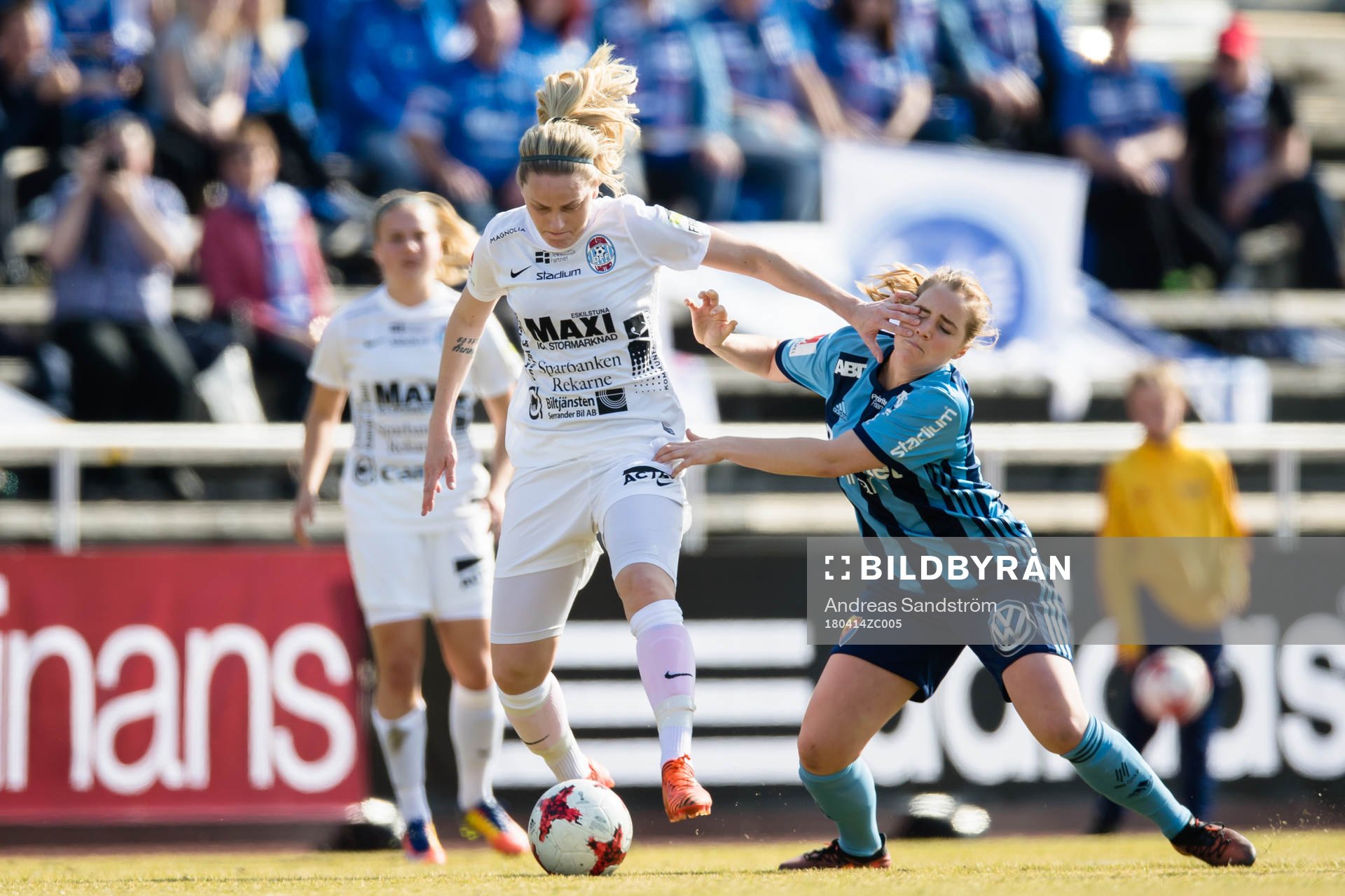Eskilstunas Lisa Dahlkvist i kamp om bollen med med