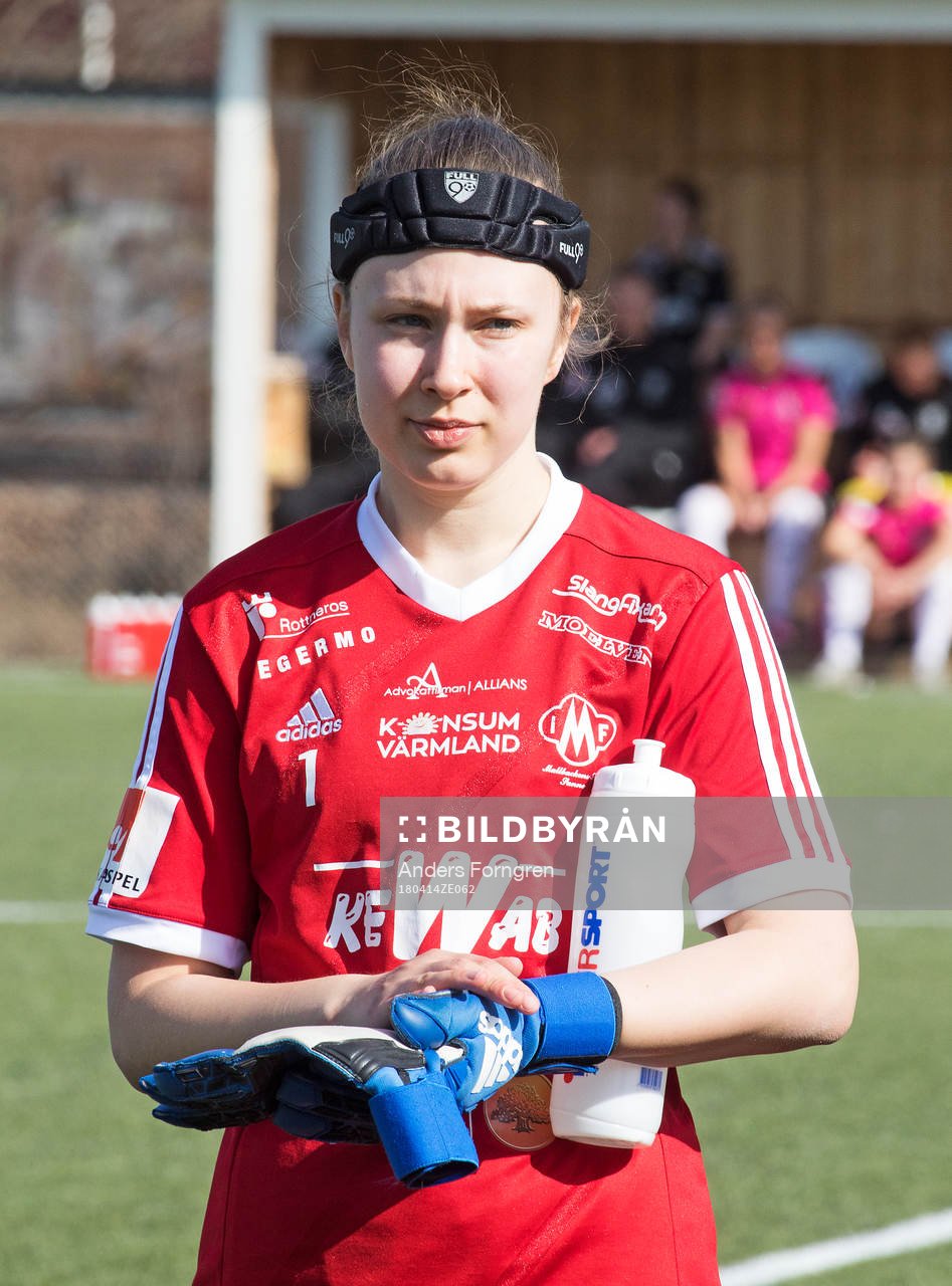Mallbackens Emma Rinaldo före fotbollsmatchen i Elitettan