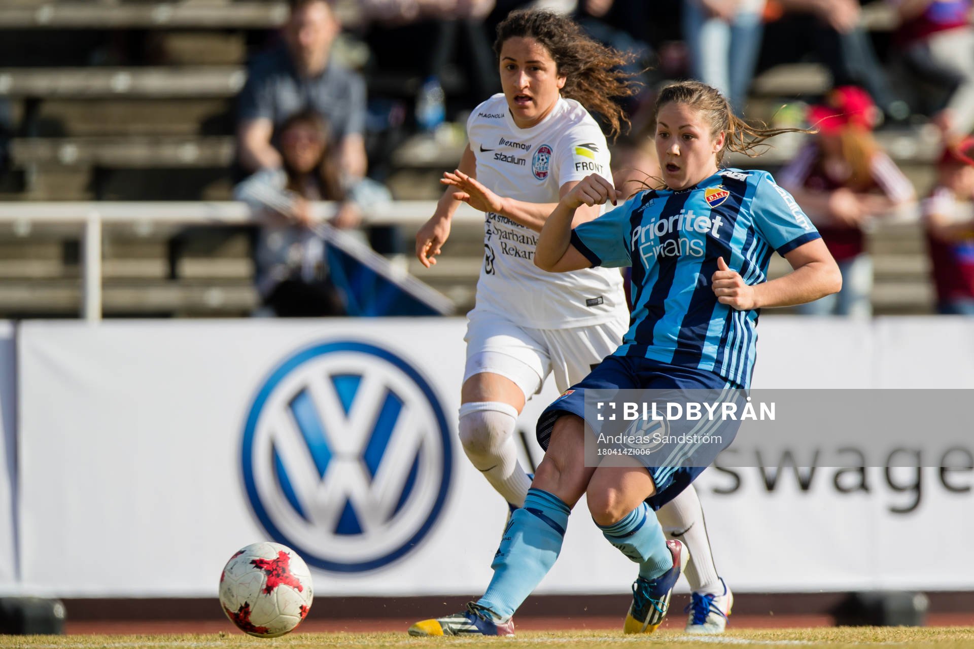 Djurgårdens Michelle Wörner och Eskilstunas Molly Menchel