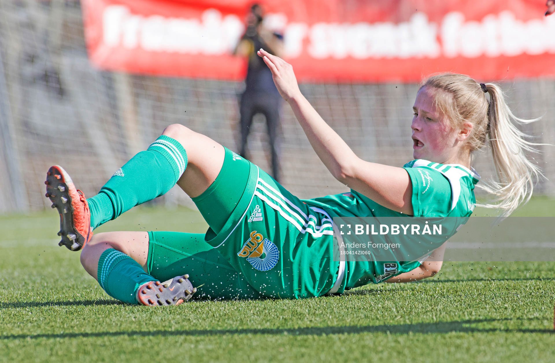 Mallbackens Amanda Jansson före fotbollsmatchen i