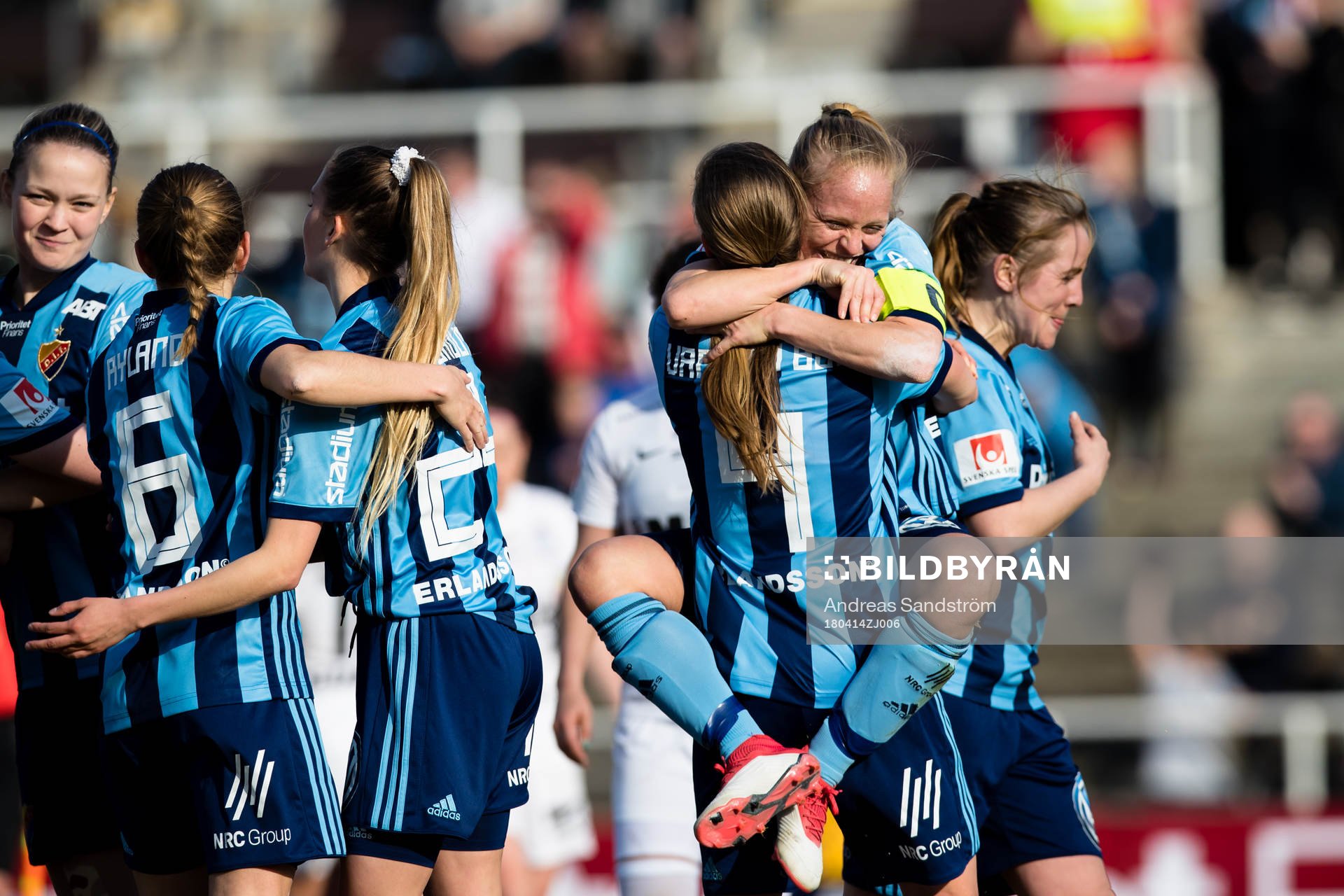 Djurgårdens Mia Jalkerud omfamnar Michaela van