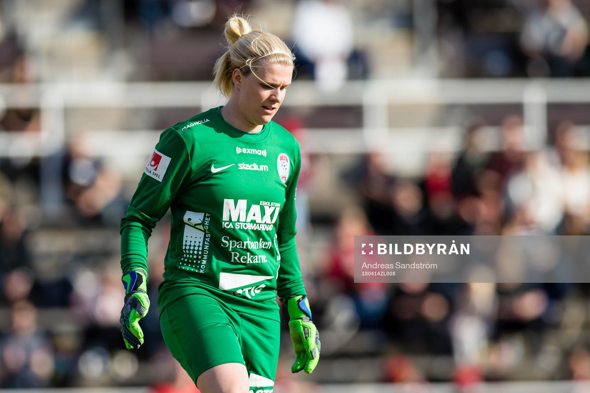 Eskilstunas målvakt Emelie Lundberg deppar