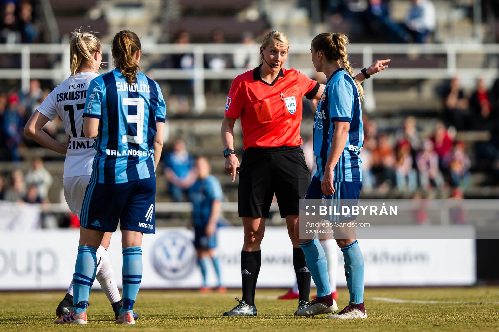 Domare Tess Olofsson diskuterar med Djurgårdens Petronella